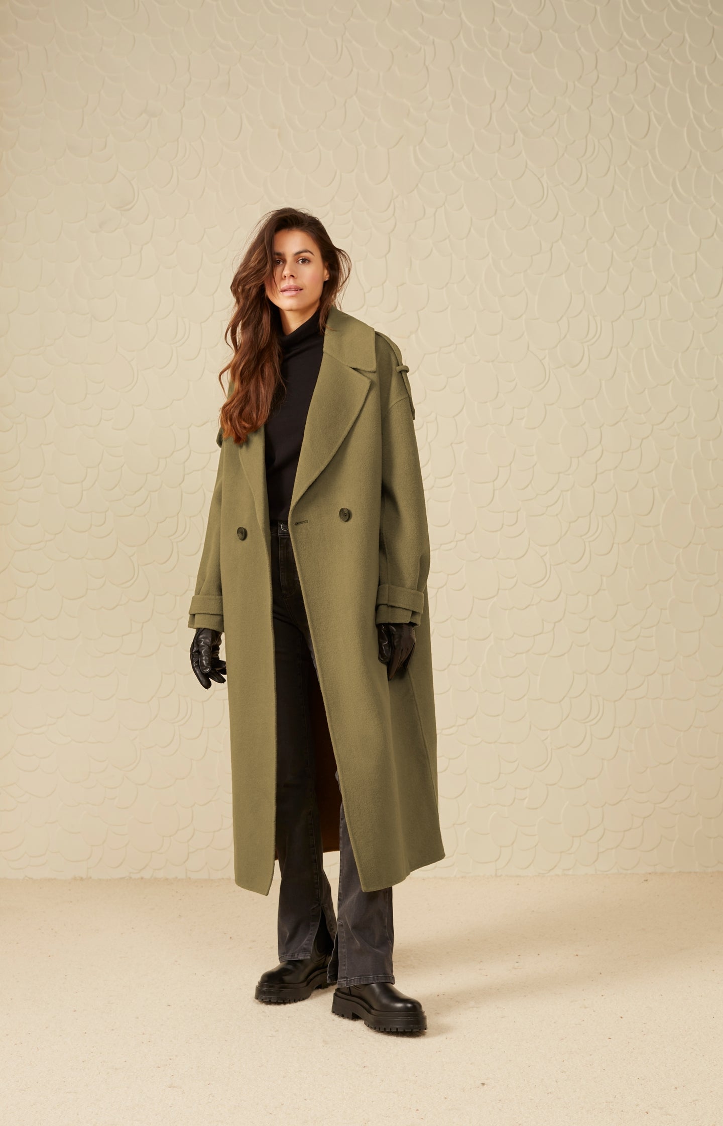 Long double breasted coat with long sleeves and pockets - Type: lookbook