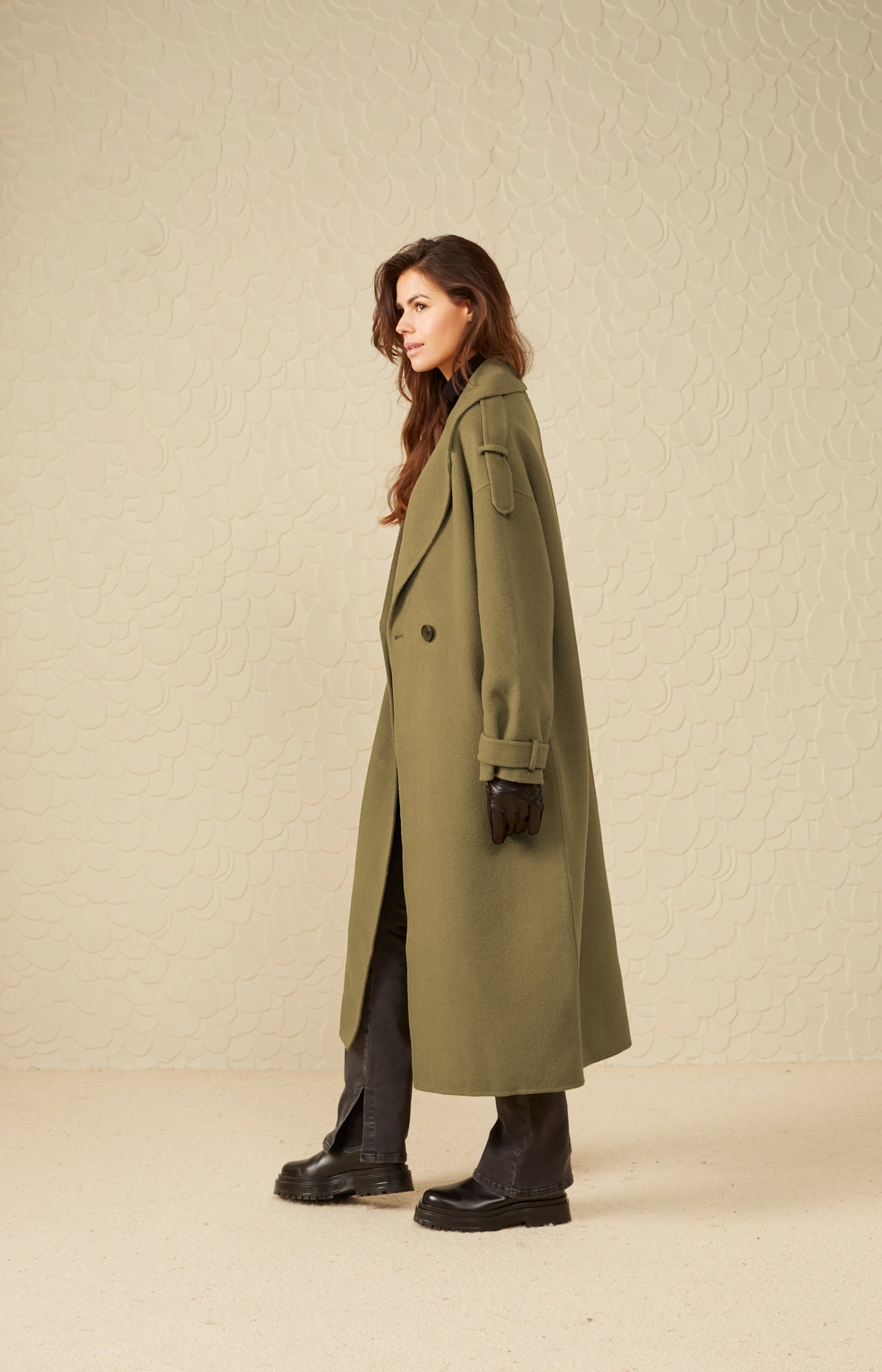 Long double breasted coat with long sleeves and pockets