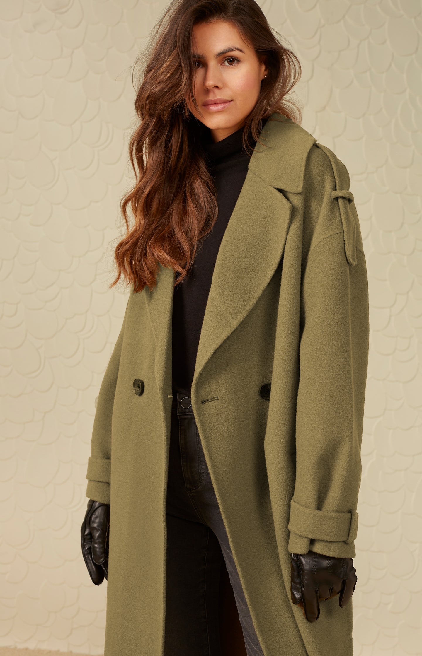 Long double breasted coat with long sleeves and pockets