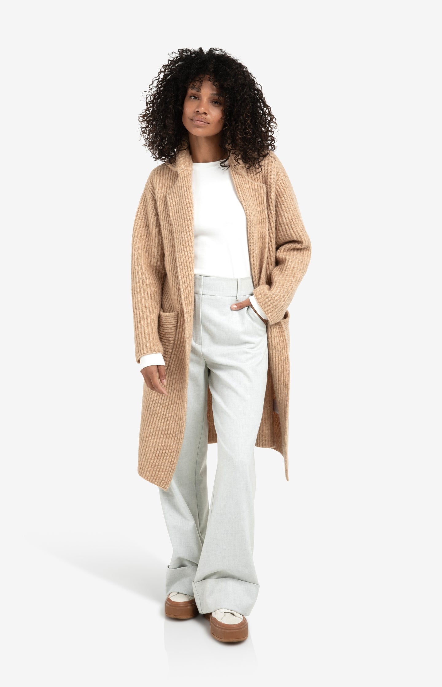 Long heavy knit cardigan with collar and patch pockets - Type: lookbook