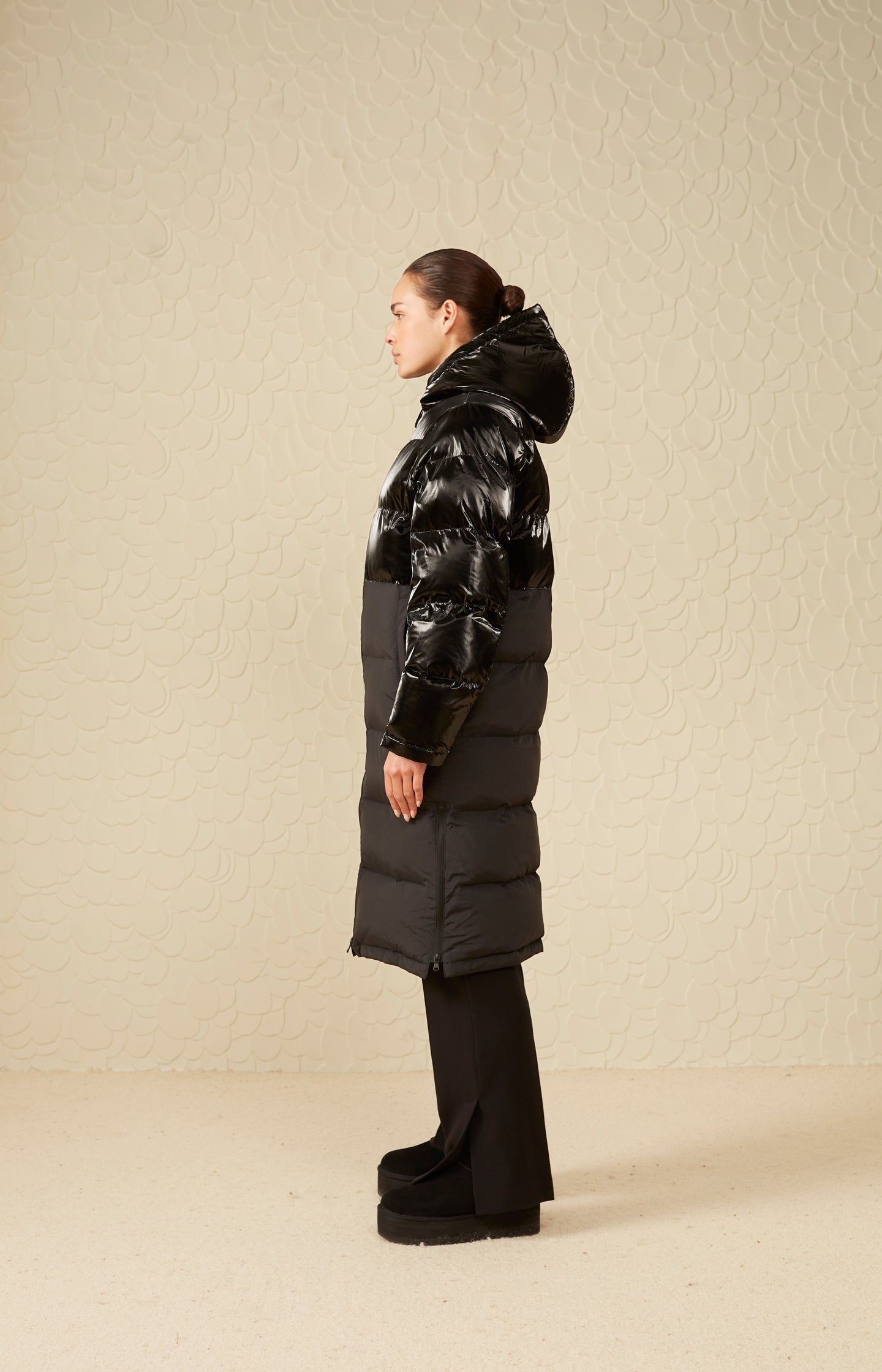 Long puffer jacket with long sleeves, hoodie and pockets