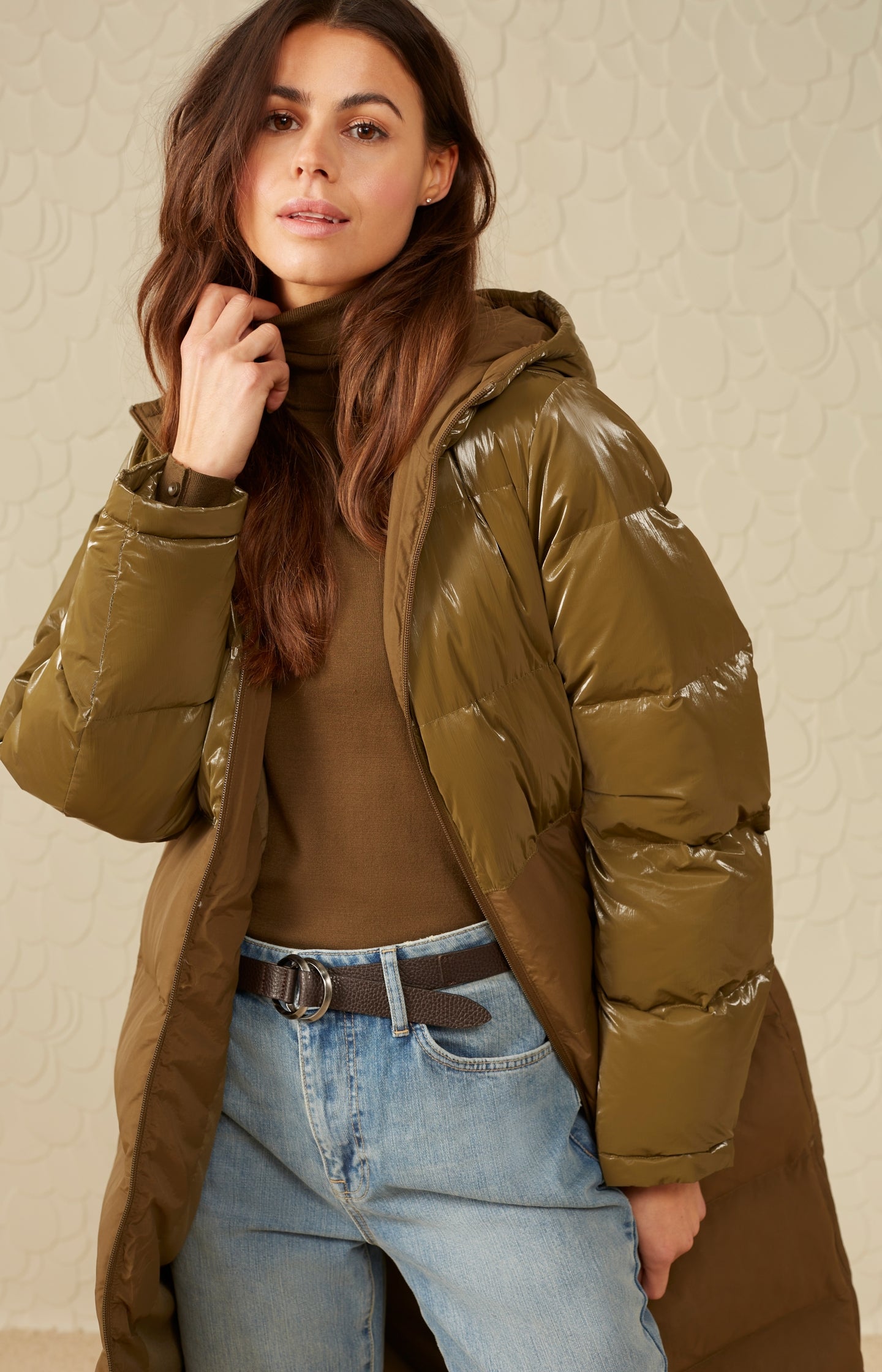 Long puffer jacket with long sleeves, hoodie and pockets - Type: lookbook