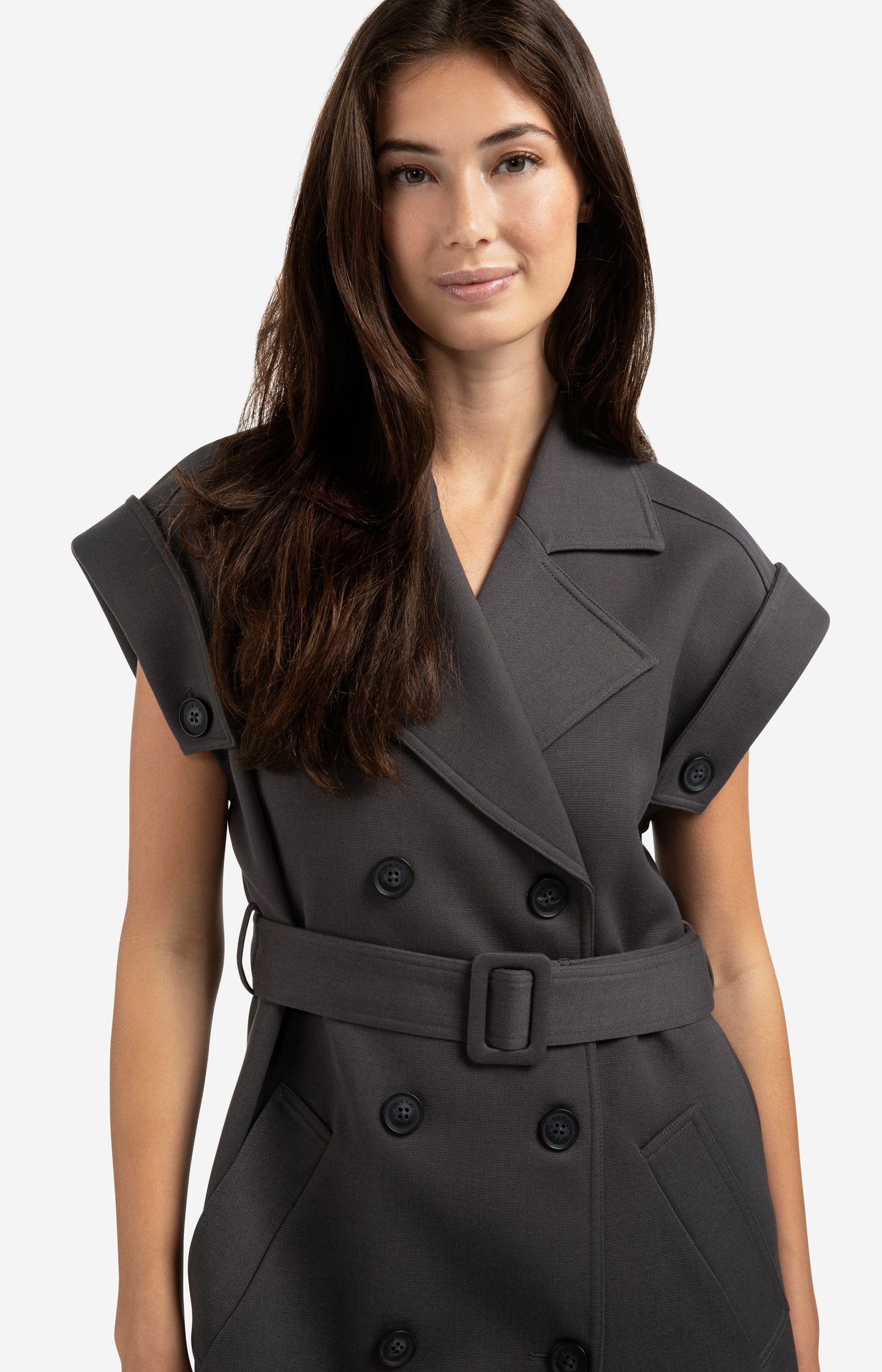 Long sleeveless coat with lapels and waist belt