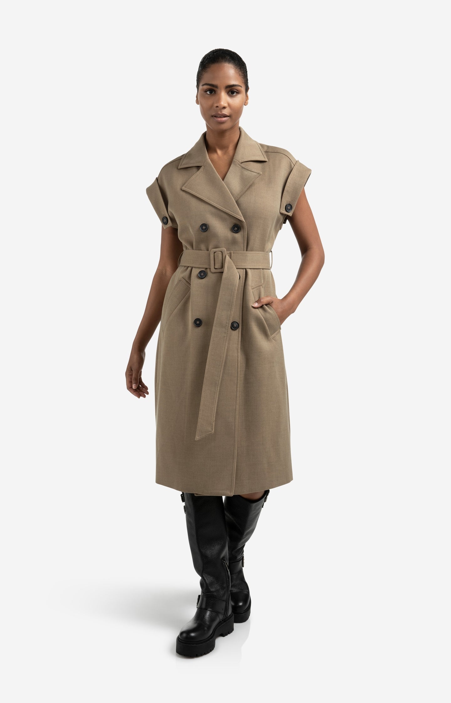 Long sleeveless coat with lapels and waist belt