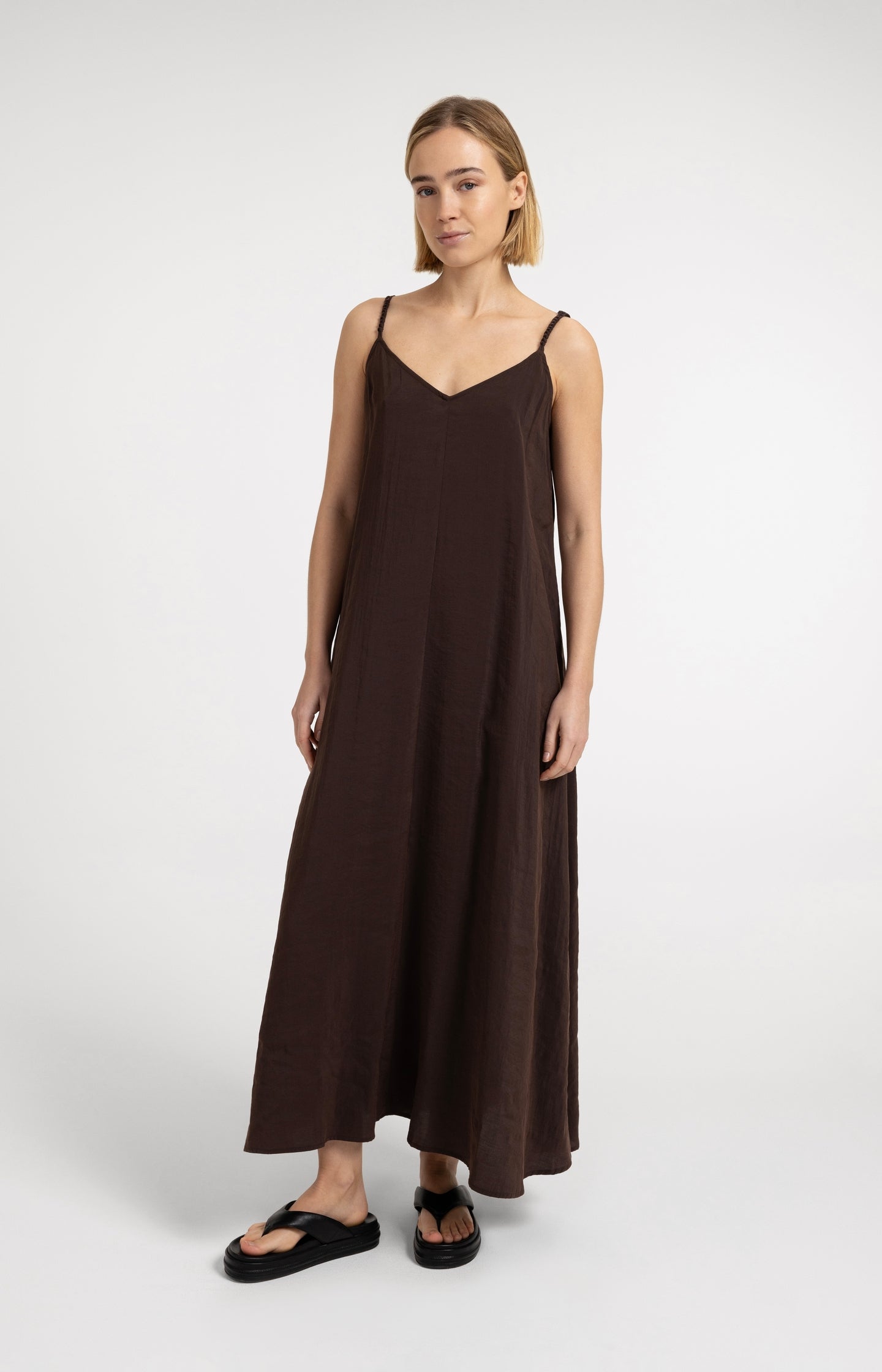 Long strappy dress with V-neck - Type: lookbook