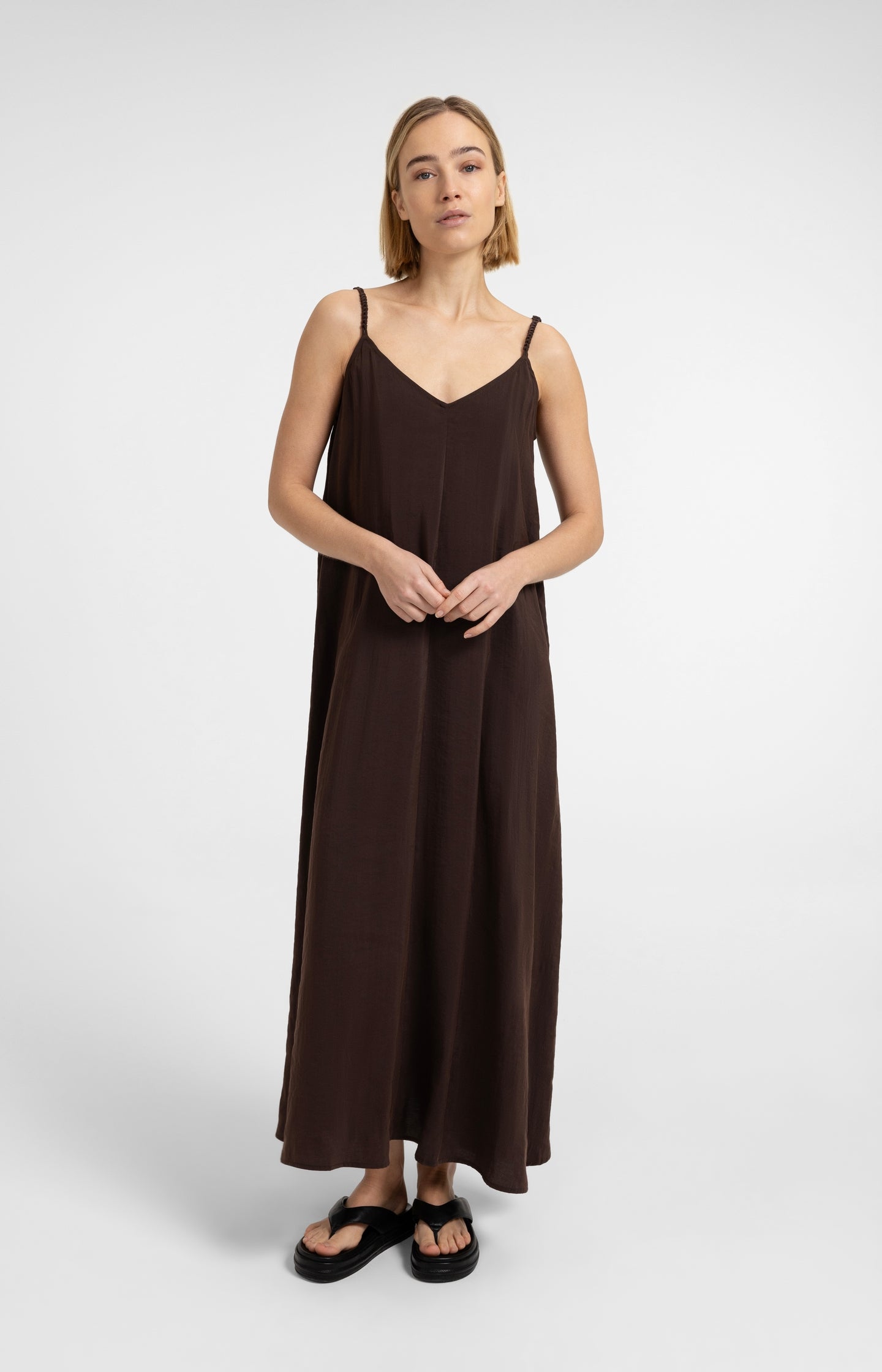 Long strappy dress with V-neck - Type: lookbook