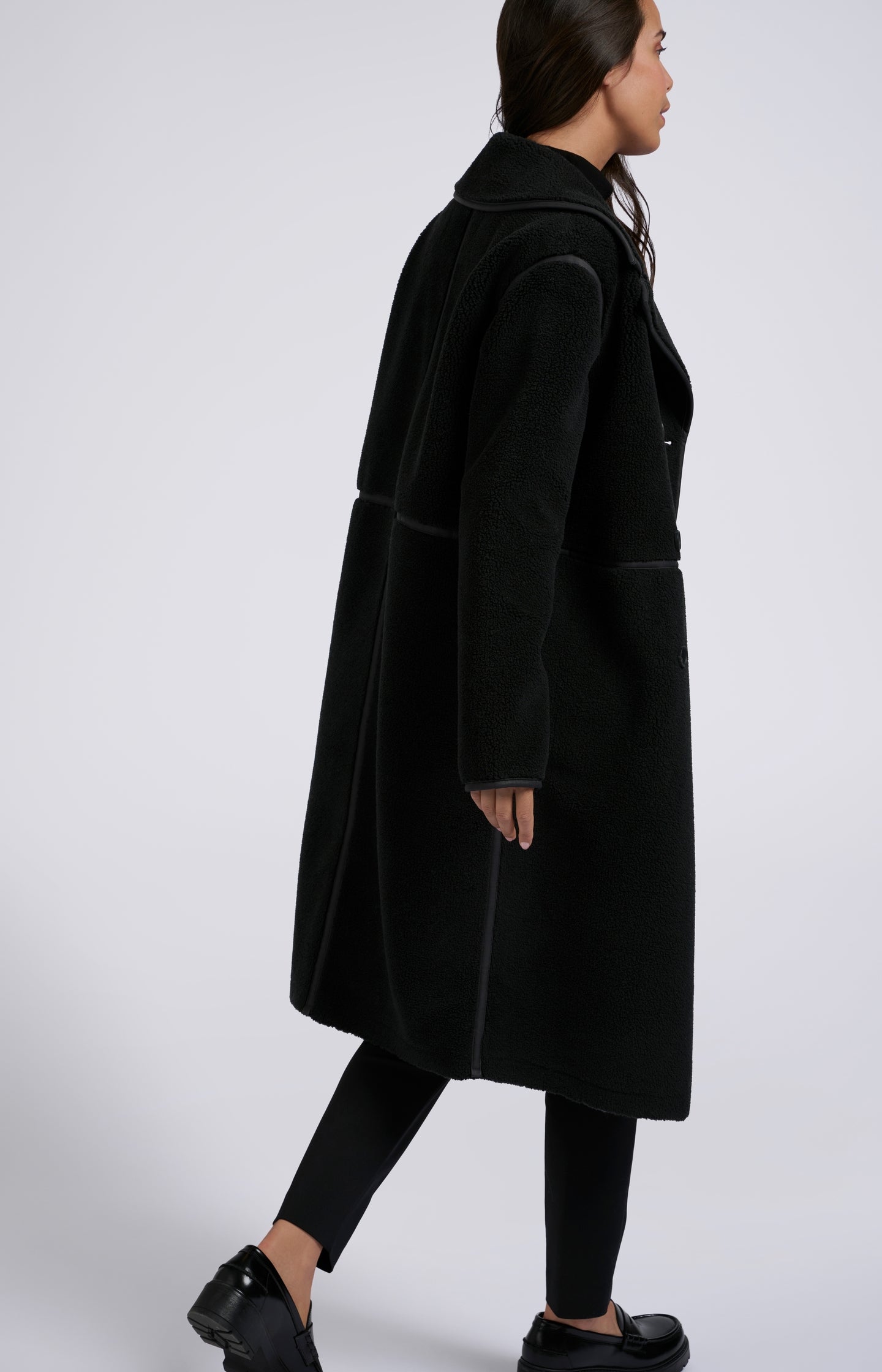 Long teddy coat with double-breasted buttons and collar - Type: lookbook