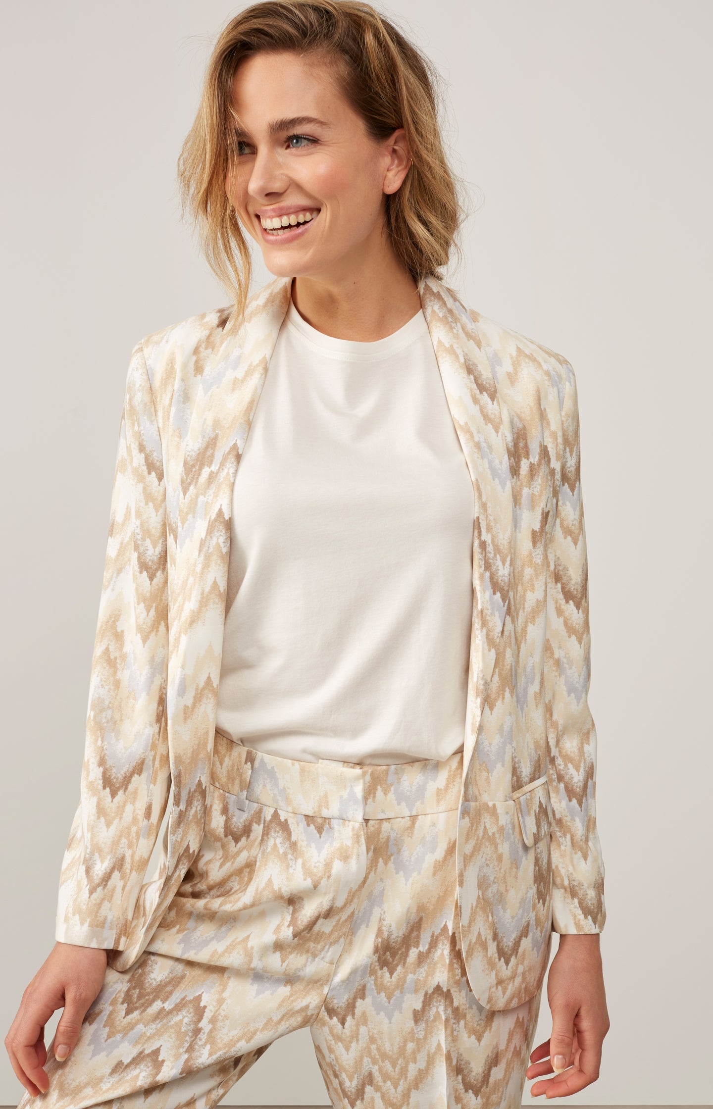 Loose fit blazer with long sleeves, pockets, belt and print