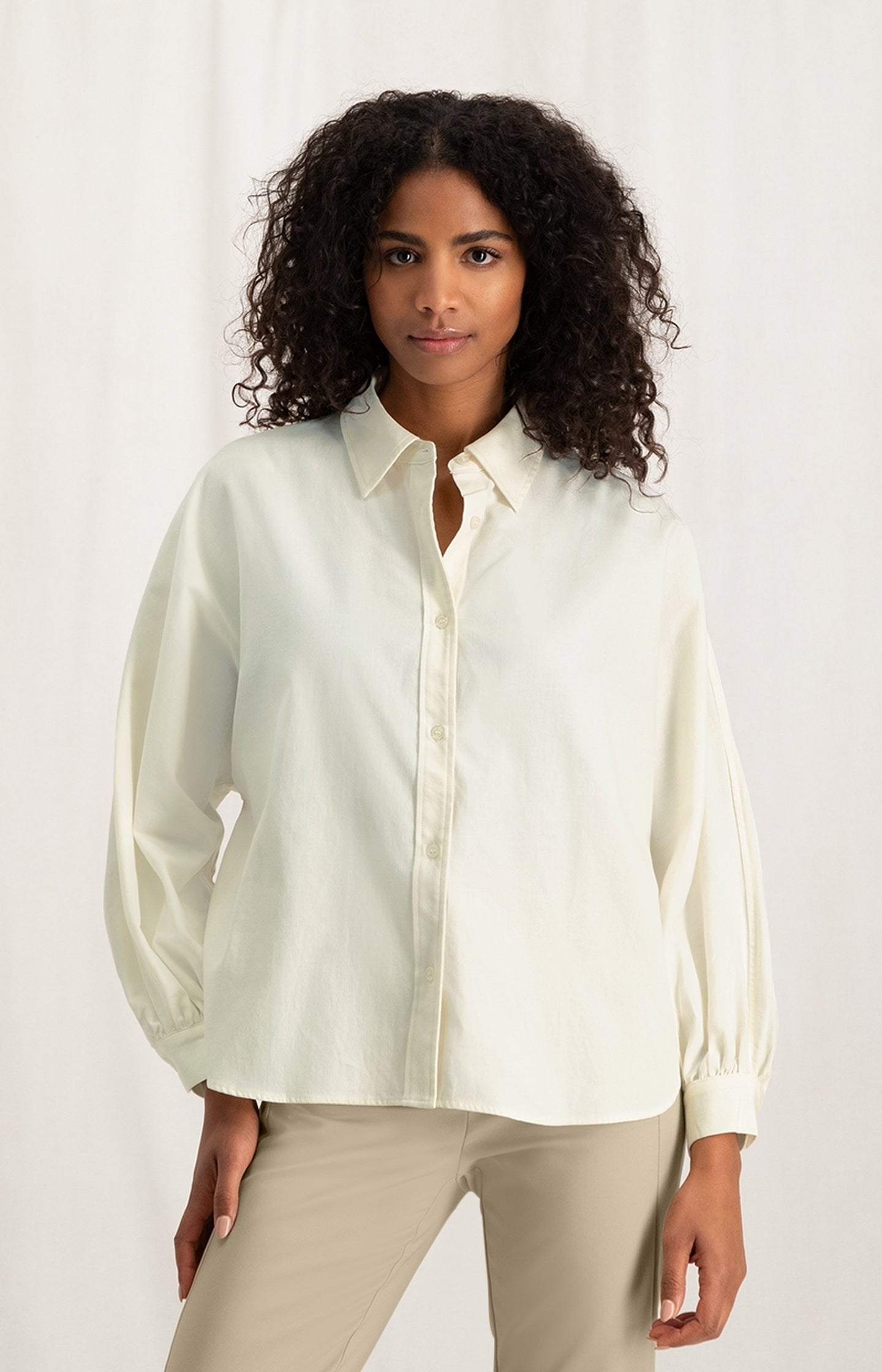 Loose fit blouse with collar and long balloon sleeves