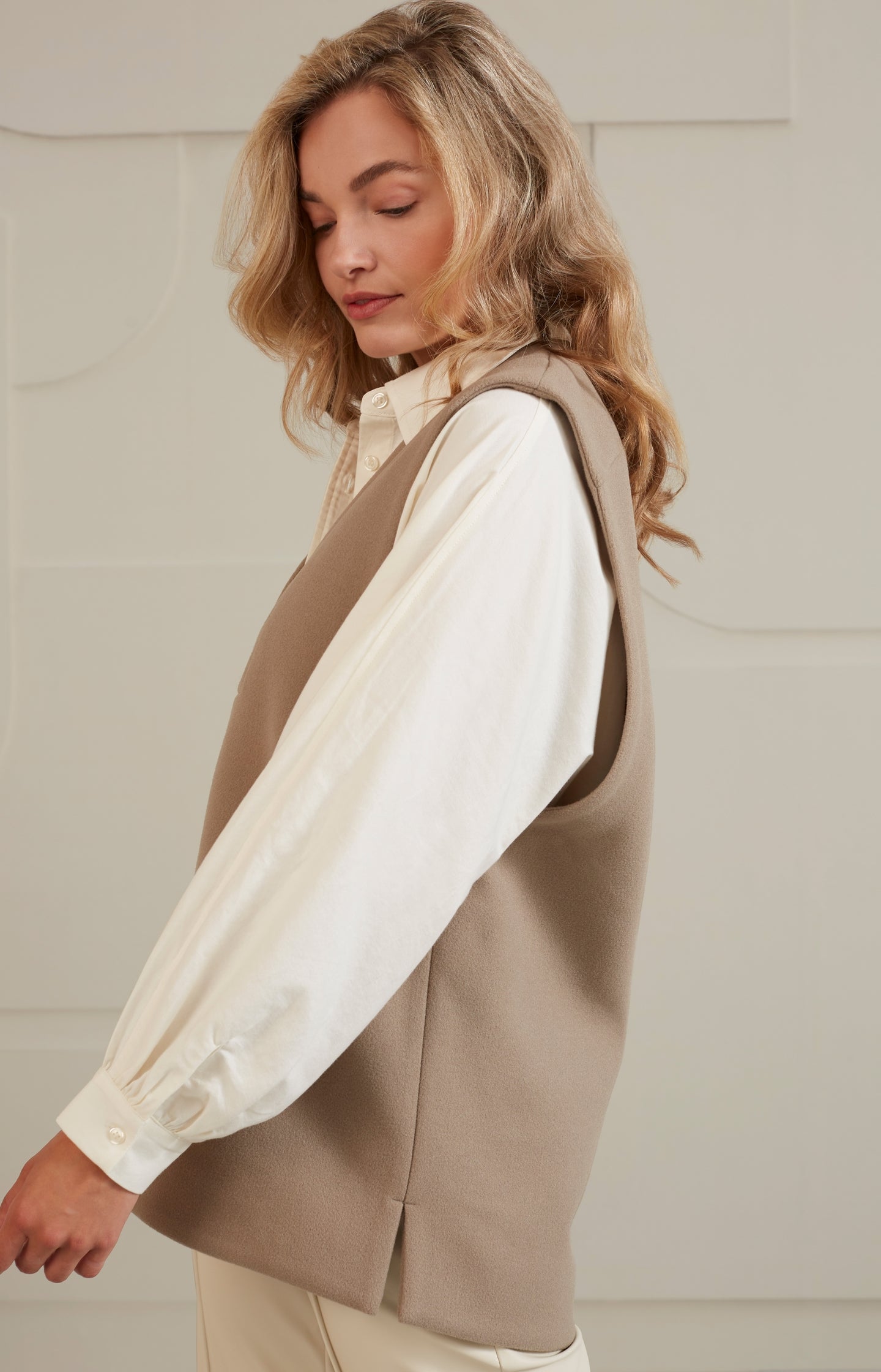 Loose fit blouse with collar and long balloon sleeves