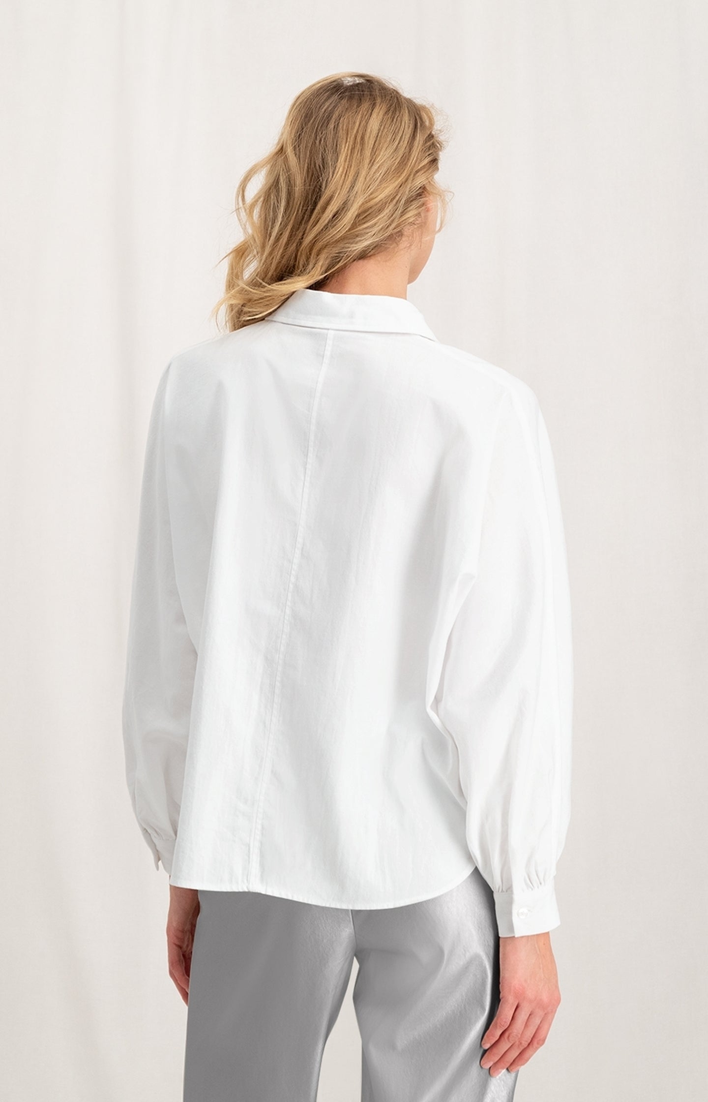 Loose fit blouse with collar and long balloon sleeves