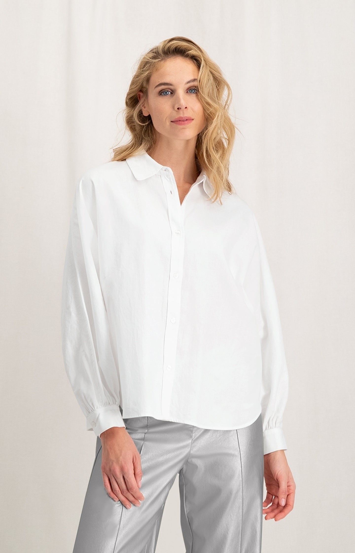 Loose fit blouse with collar and long balloon sleeves