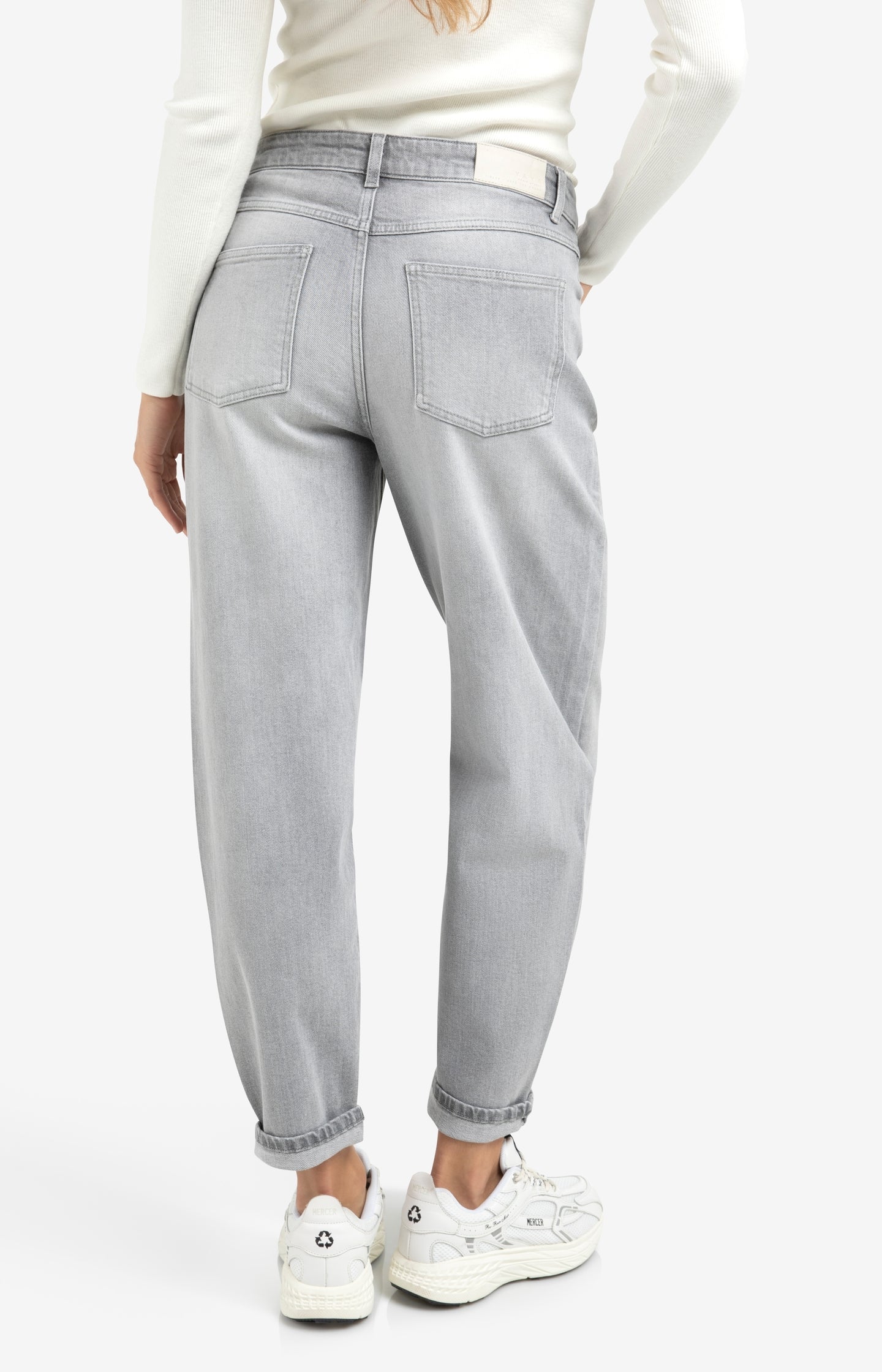 Loose fit denim with high waist and straight legs
