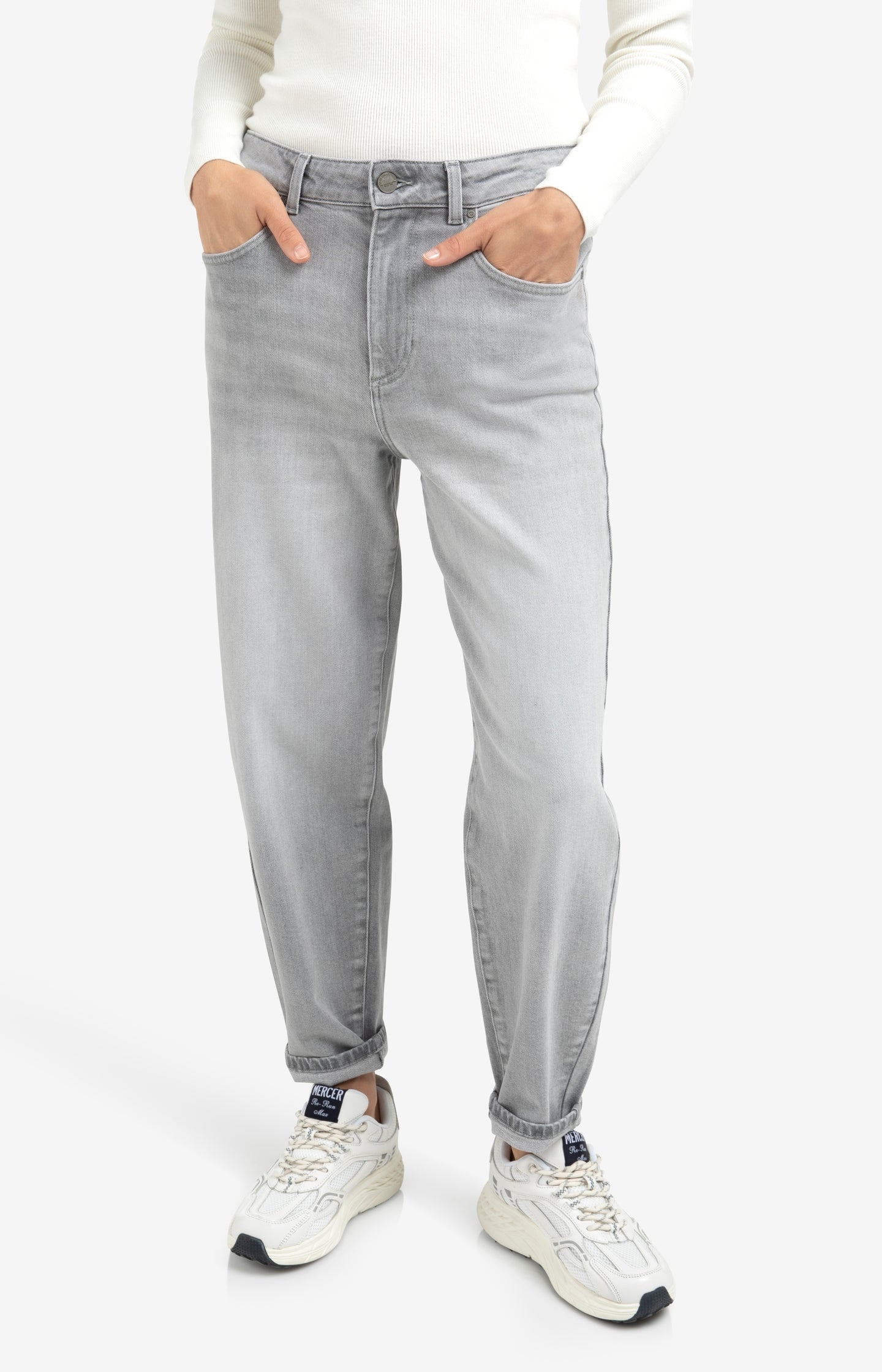 Loose fit denim with high waist and straight legs
