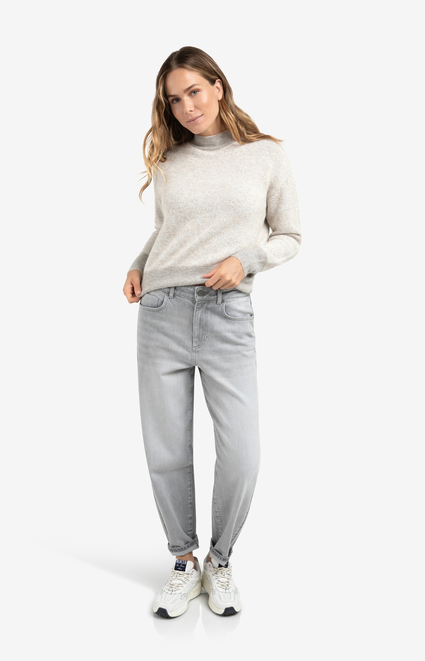 Loose fit denim with high waist and straight legs