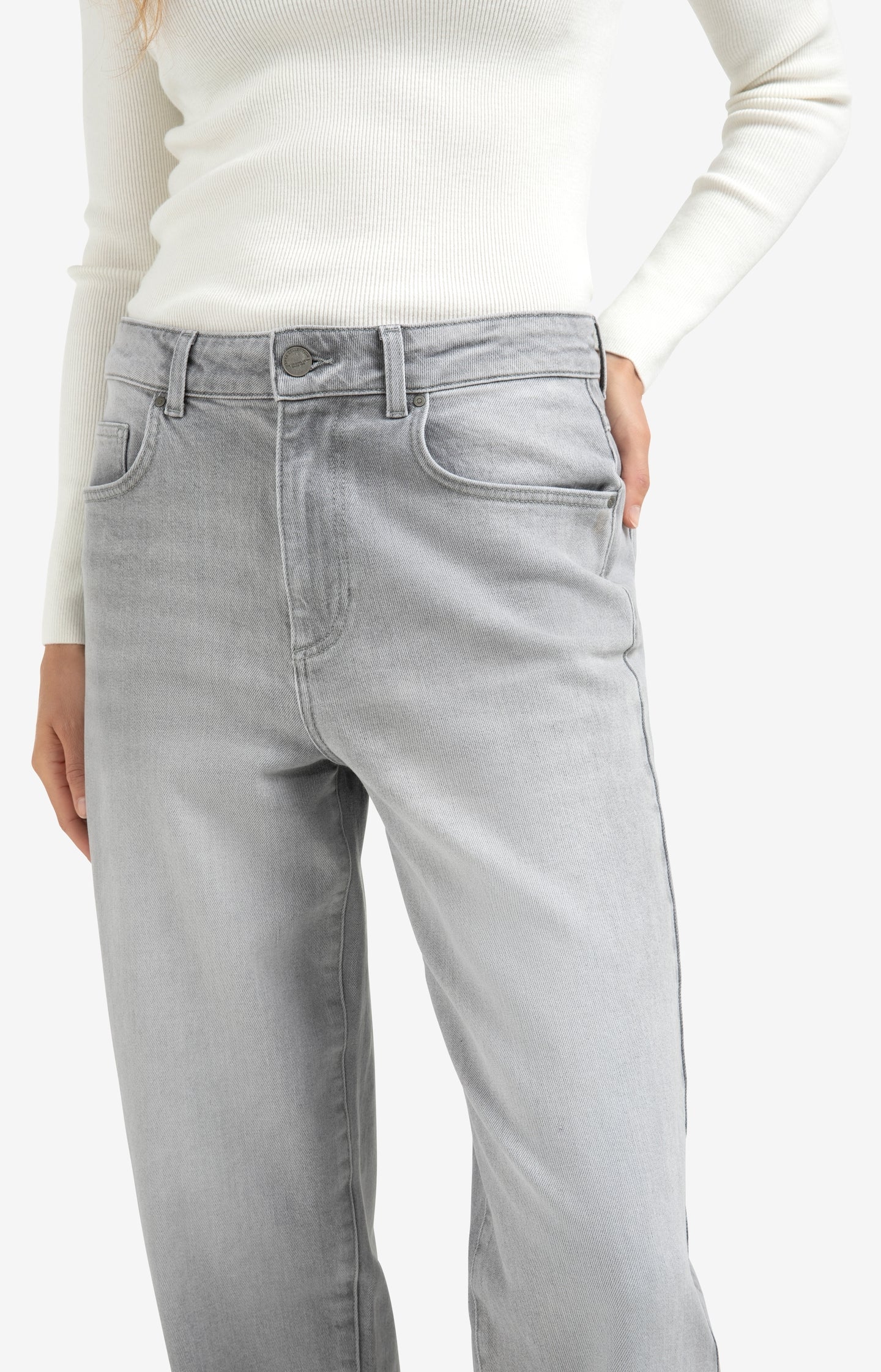 Loose fit denim with high waist and straight legs
