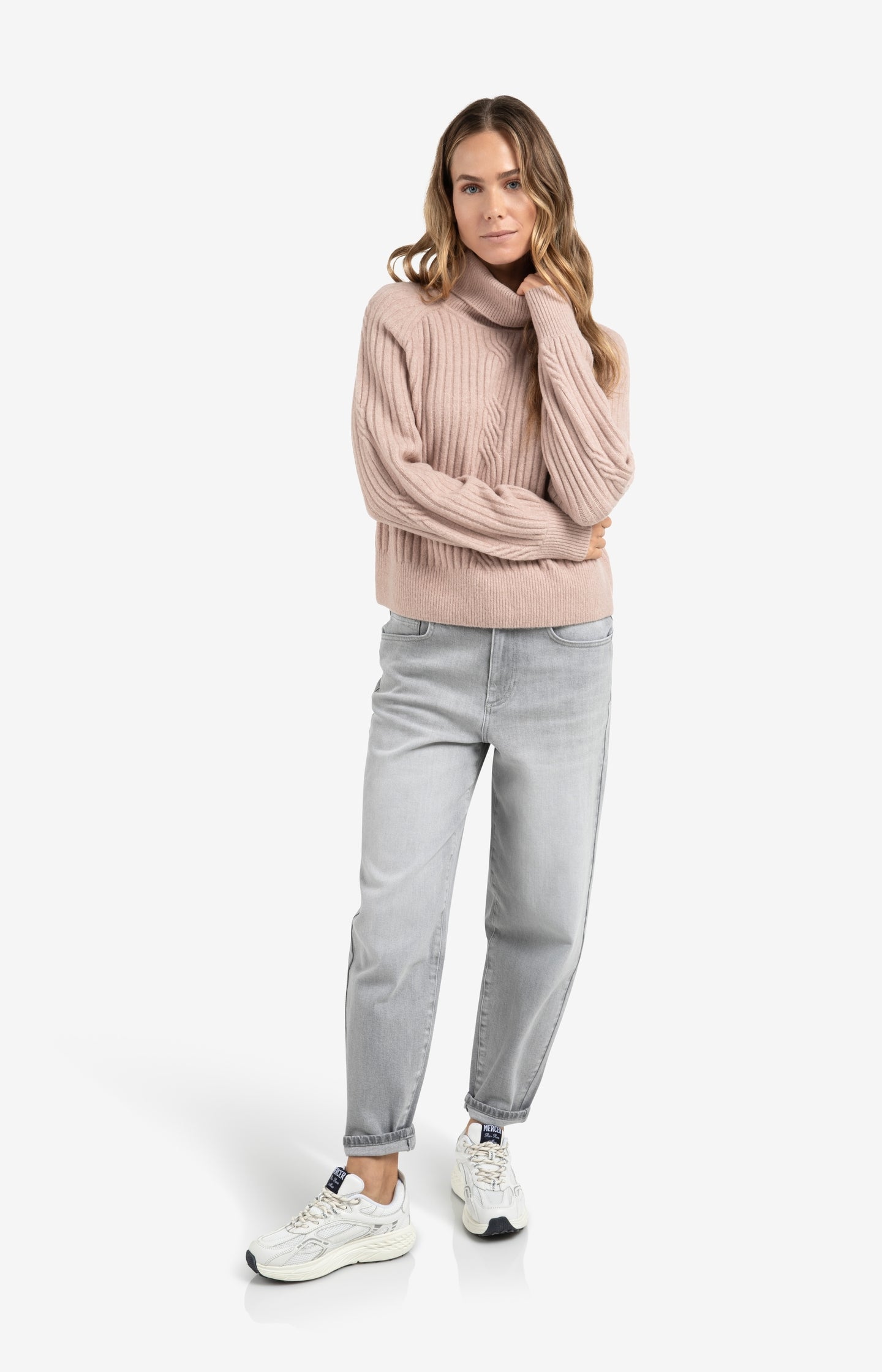 Loose fit denim with high waist and straight legs