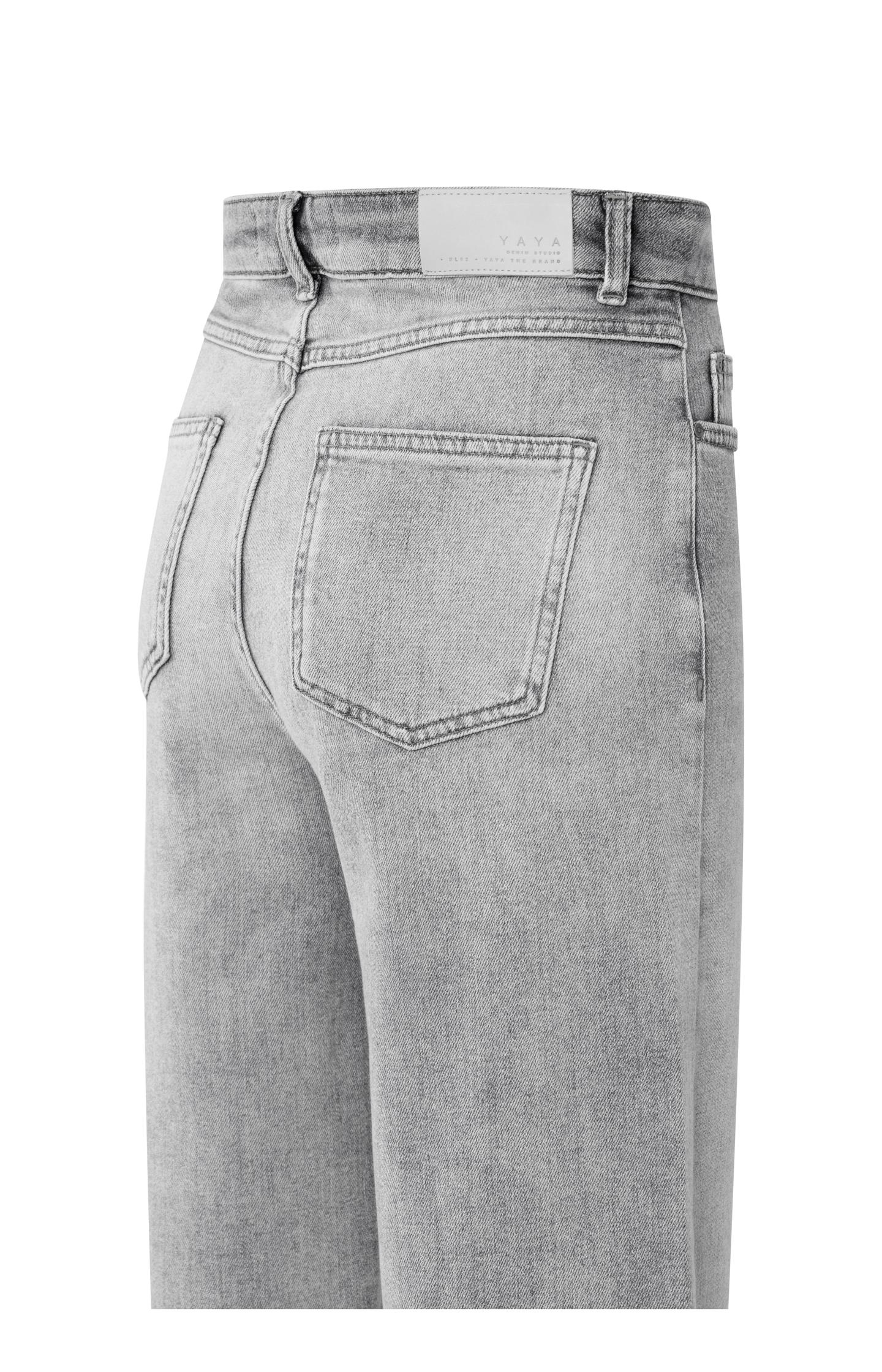 Loose fit denim with high waist and straight legs