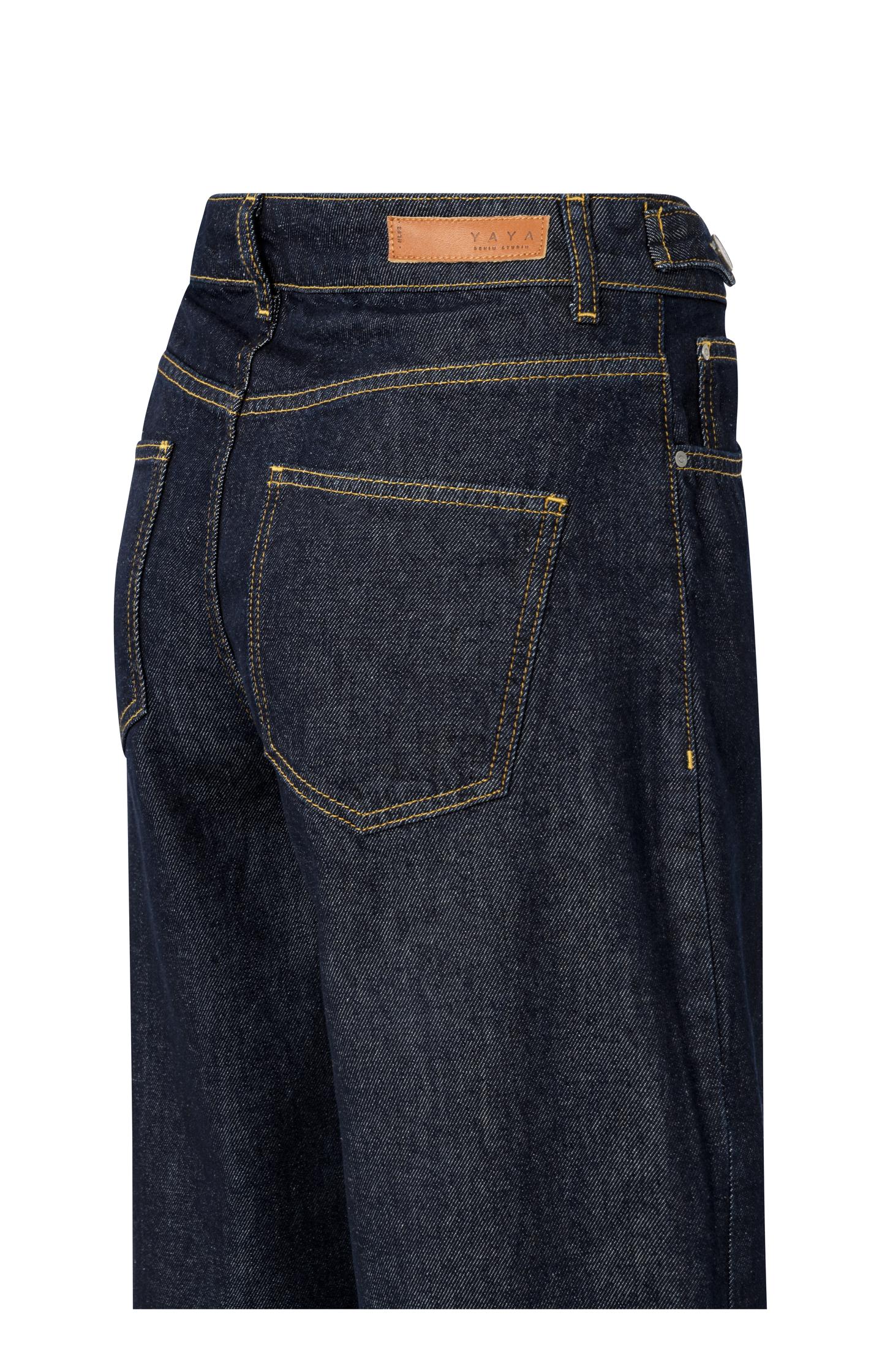 Loose fit denim with rolled-up hem and high waist