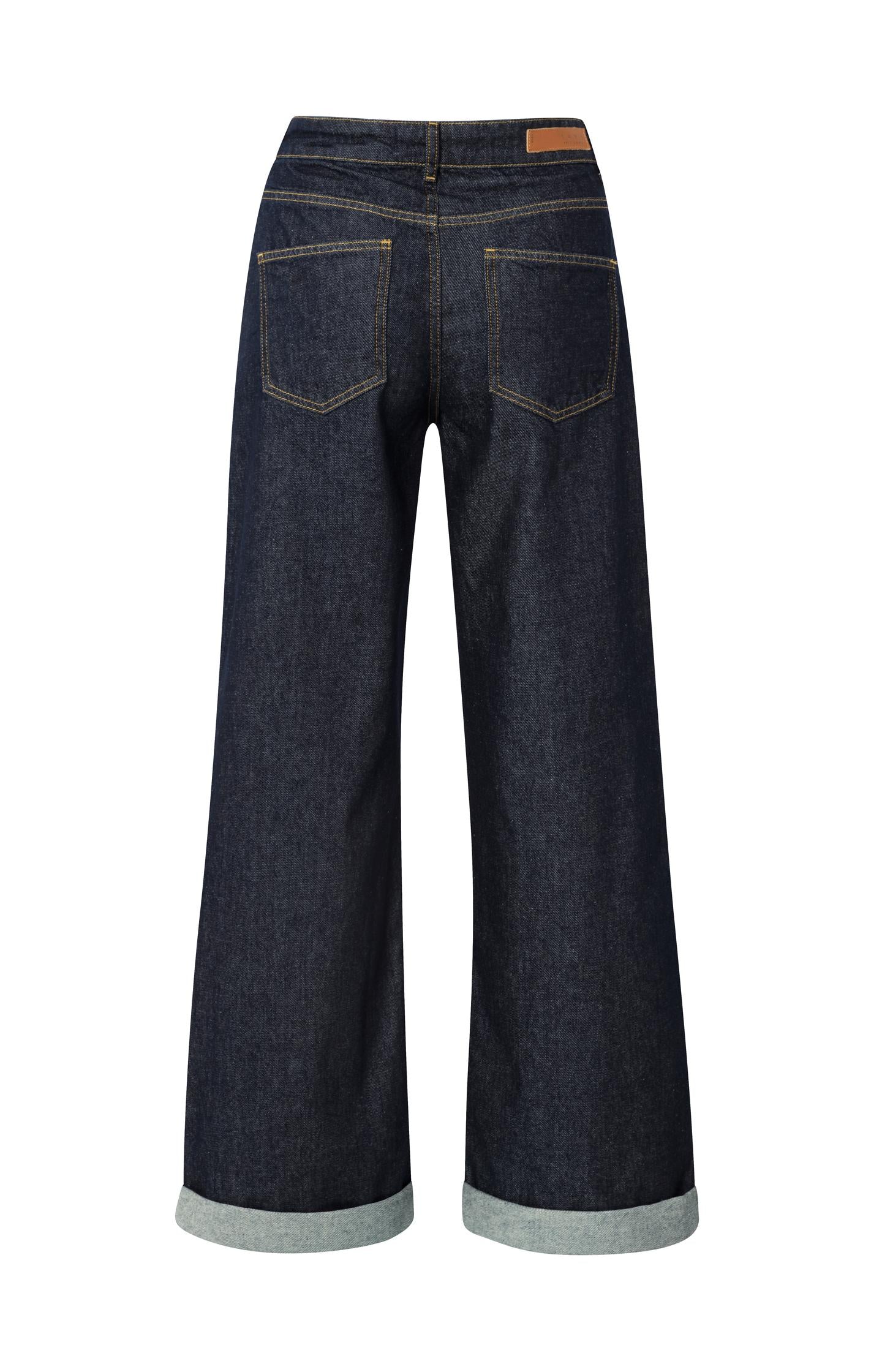 Loose fit denim with rolled-up hem and high waist