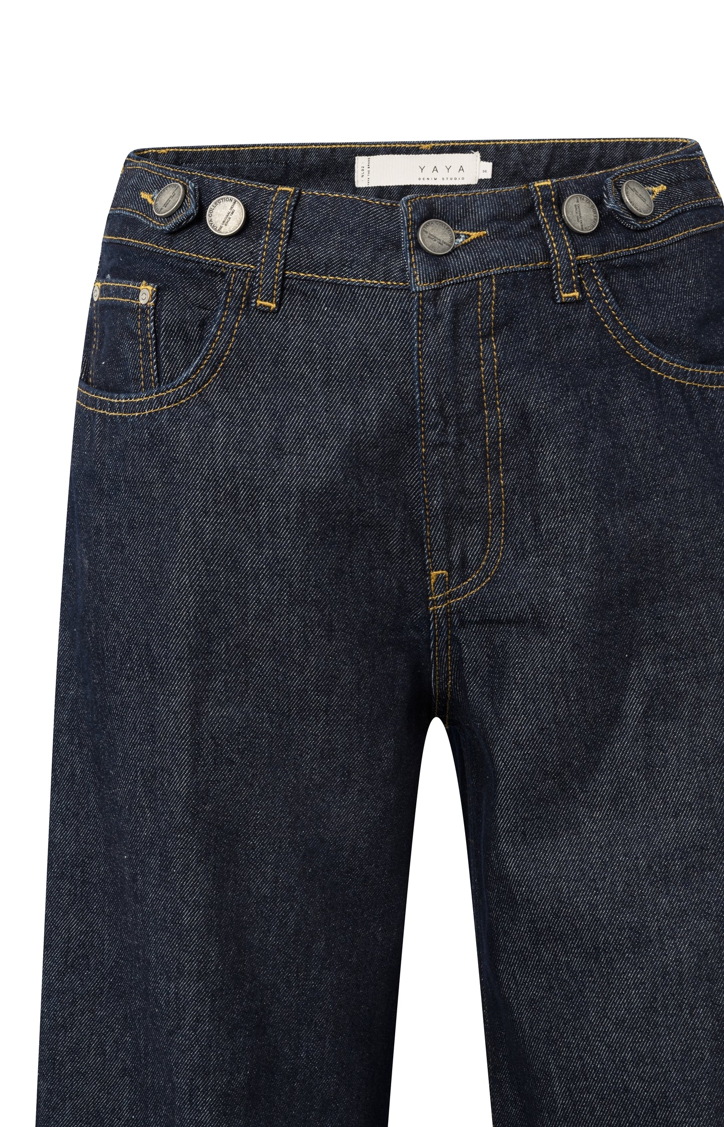 Loose fit denim with rolled-up hem and high waist