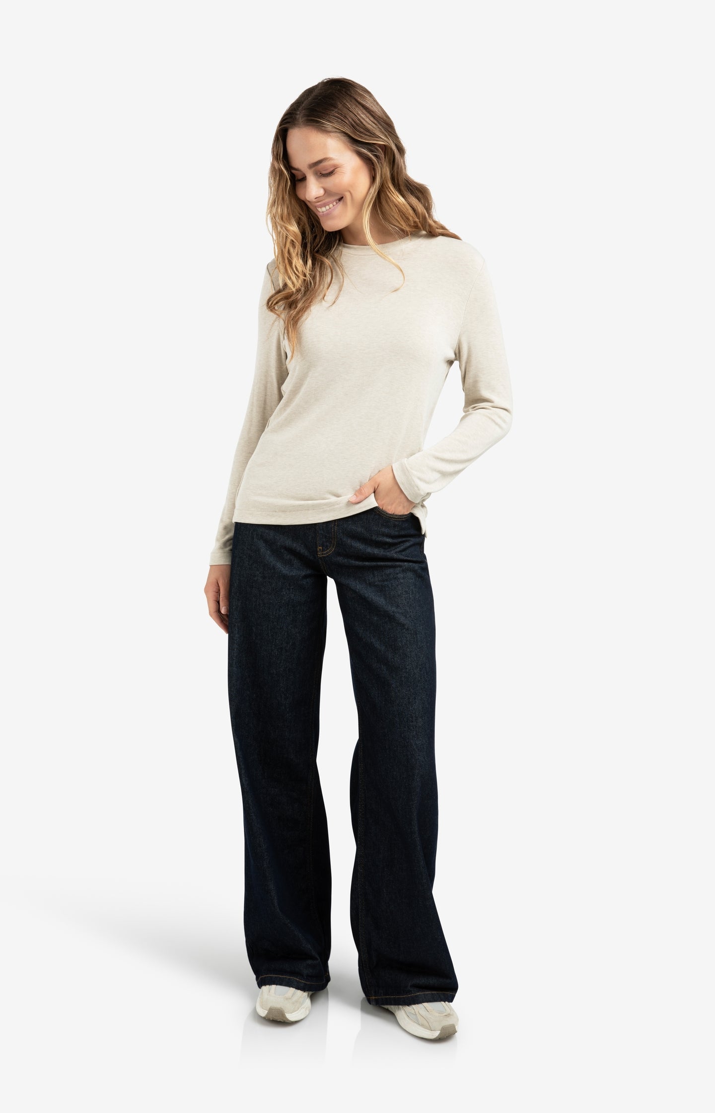 Loose fit denim with rolled-up hem and high waist