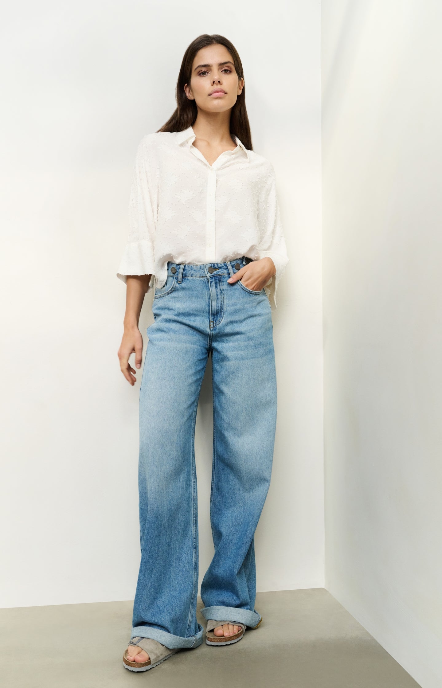 Loose fit denim with wide legs and turned-up hem