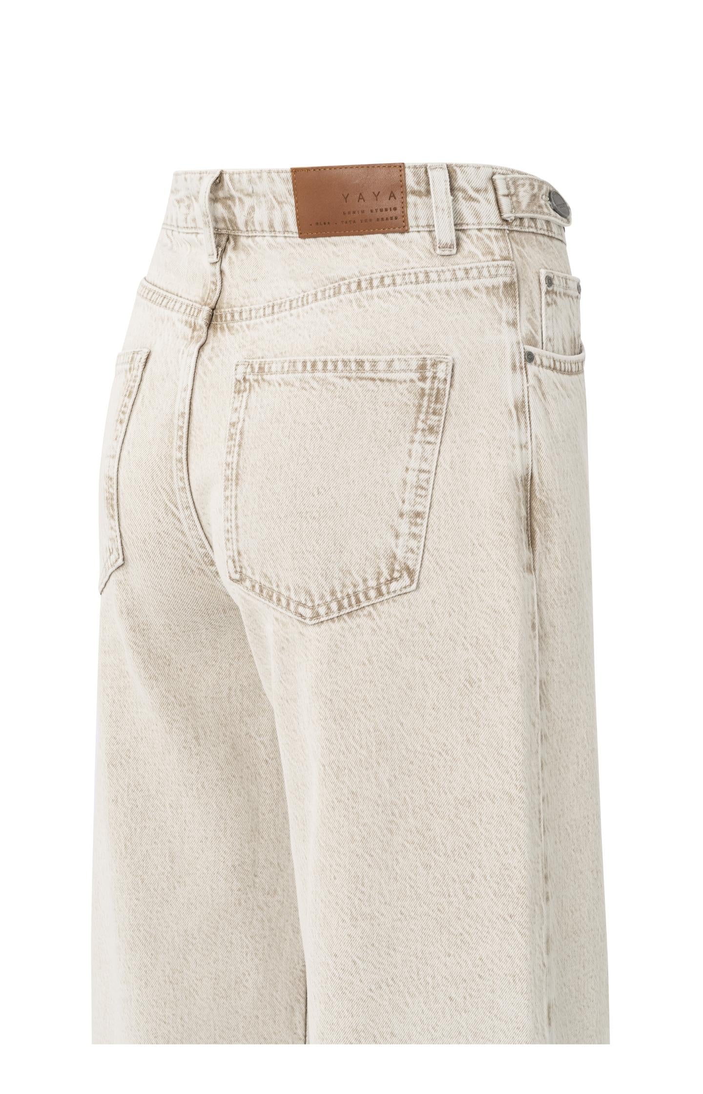 Loose fit jeans with wide legs and turned-up hems (L34)