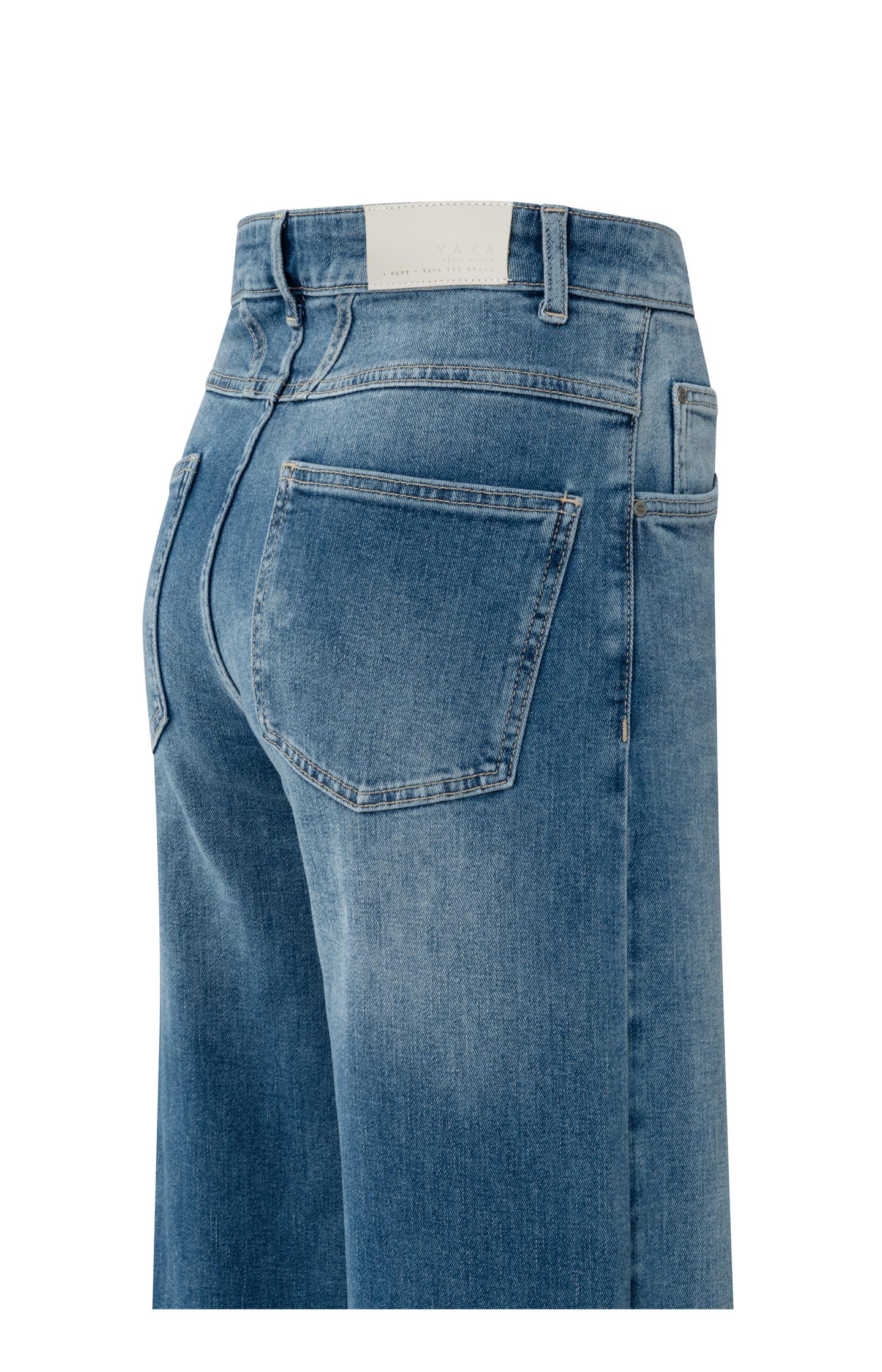 Loose fit jeans with high waist and wide legs (L30)