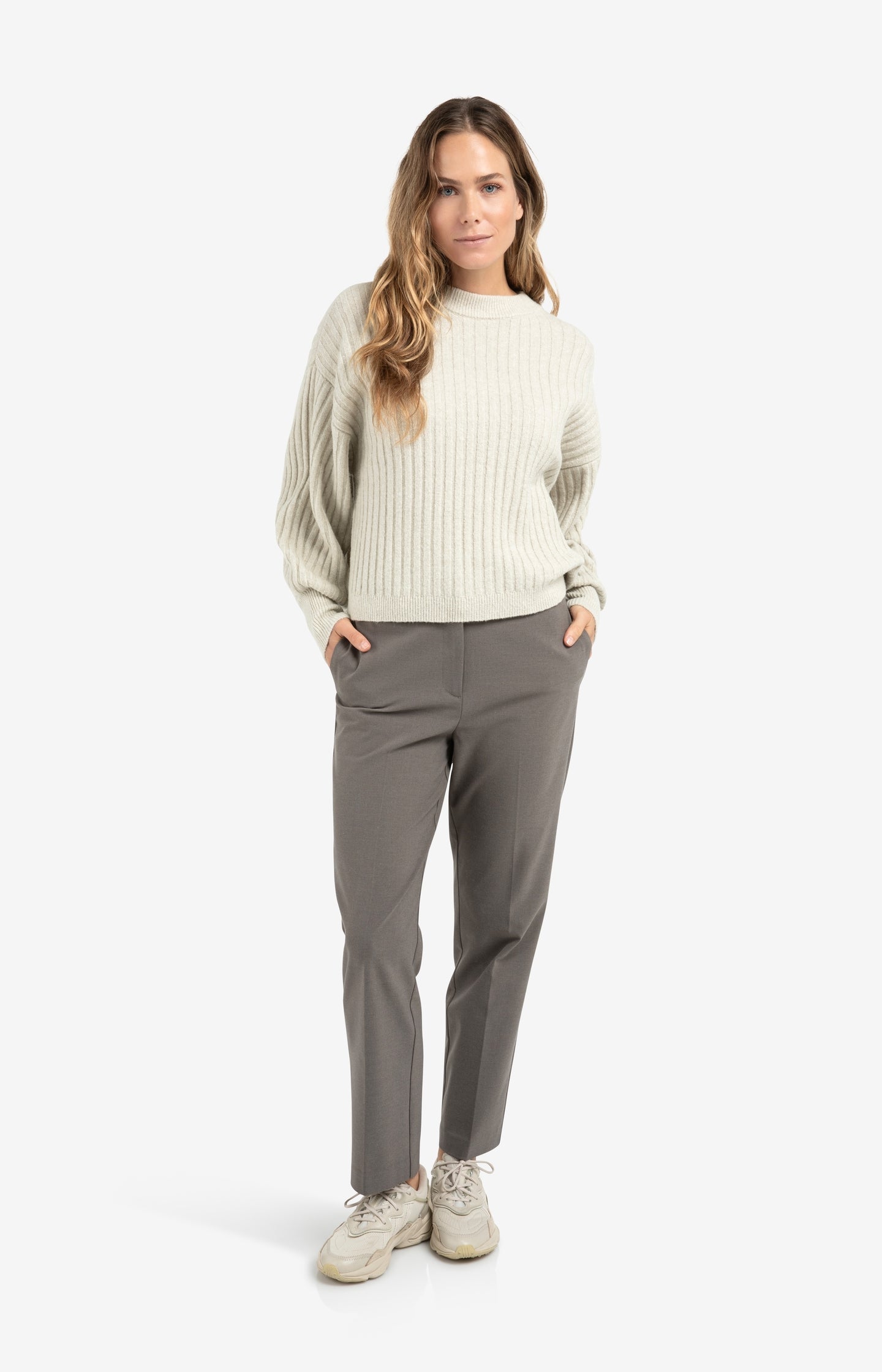Loose fit jeans with high waist and wide legs (L34)