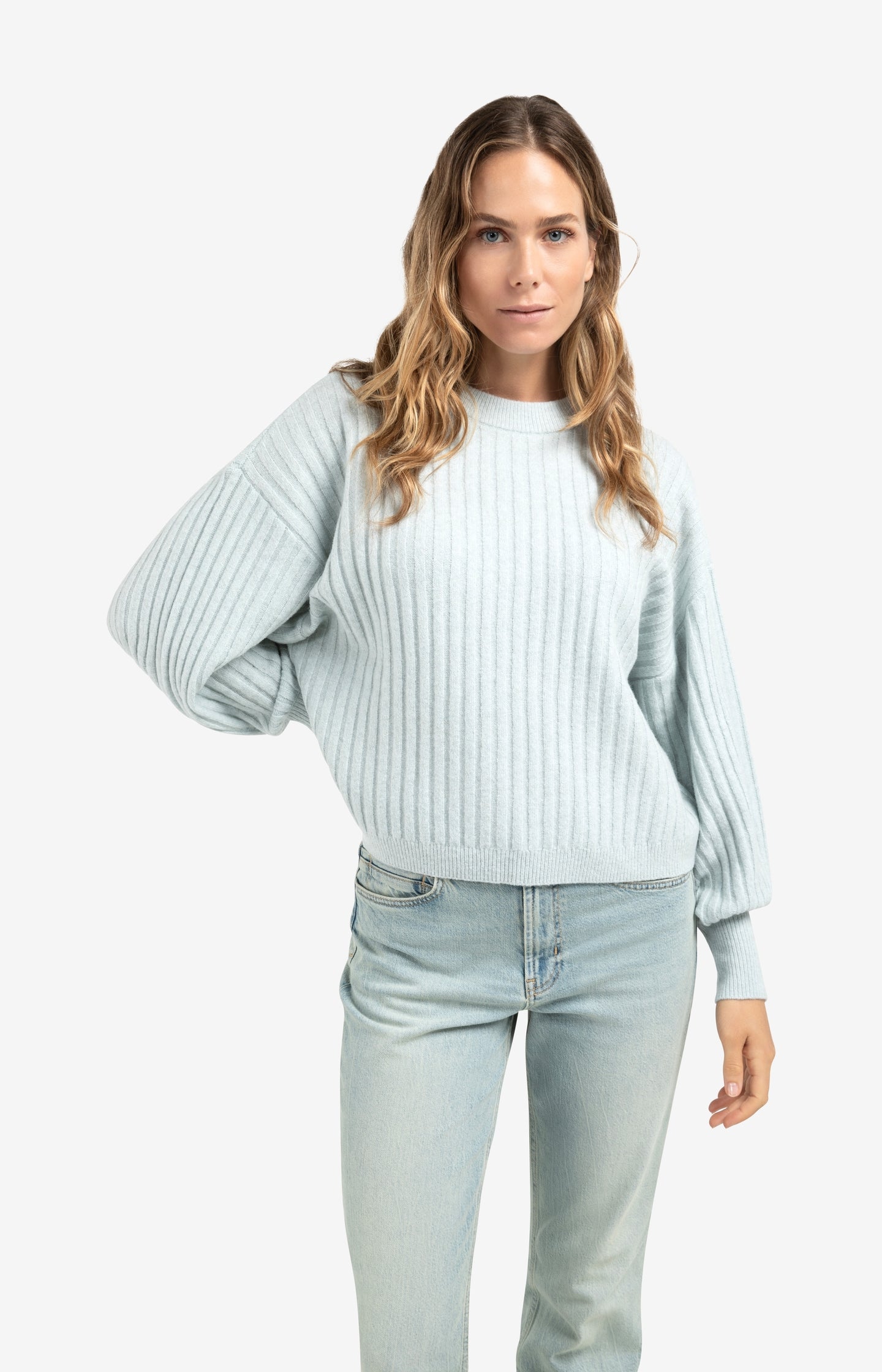 Loose fit jeans with high waist and wide legs (L34)