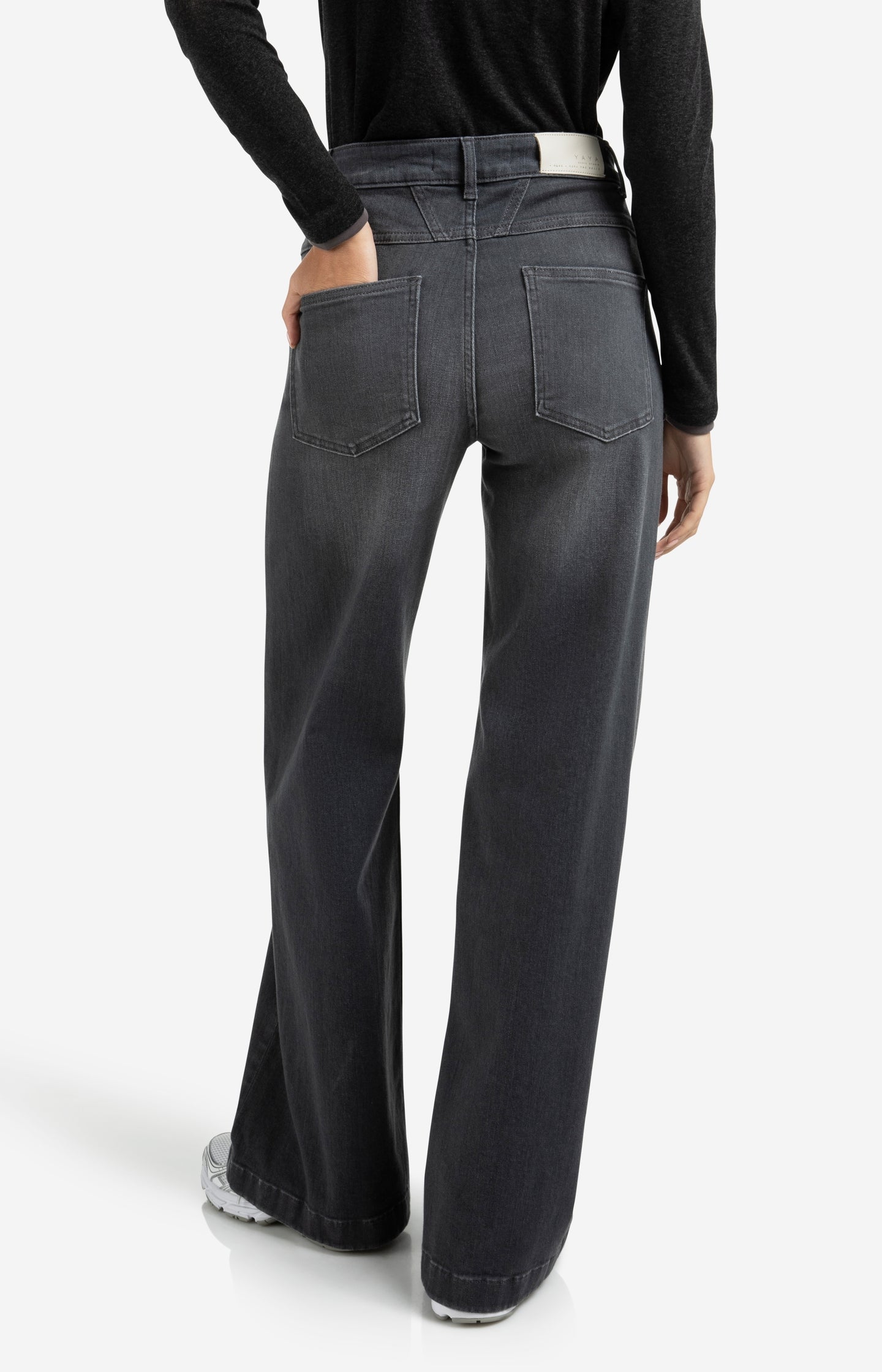 Loose fit jeans with high waist and wide legs (L34)