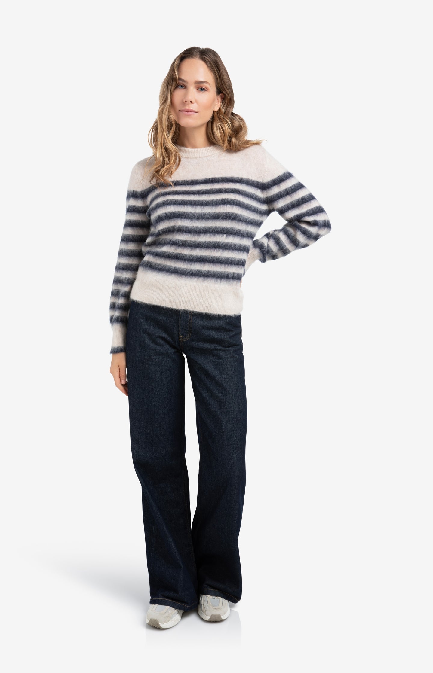 Loose fit jeans with high waist and wide legs (L34)