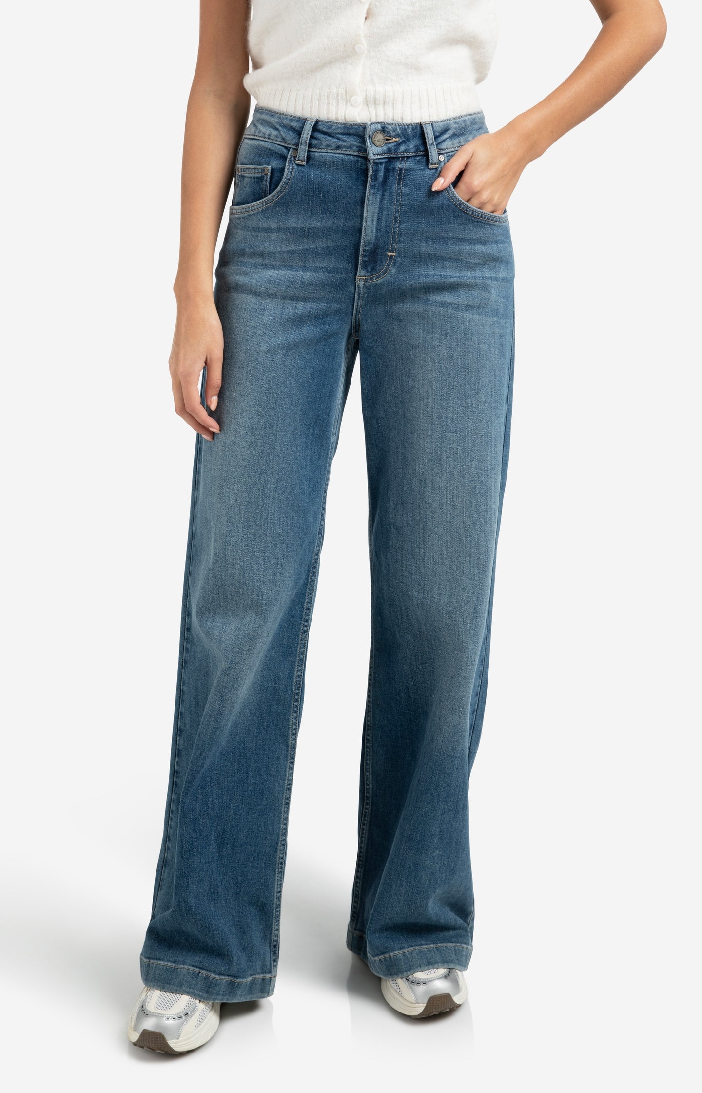 Loose fit jeans with high waist and wide legs (L34)