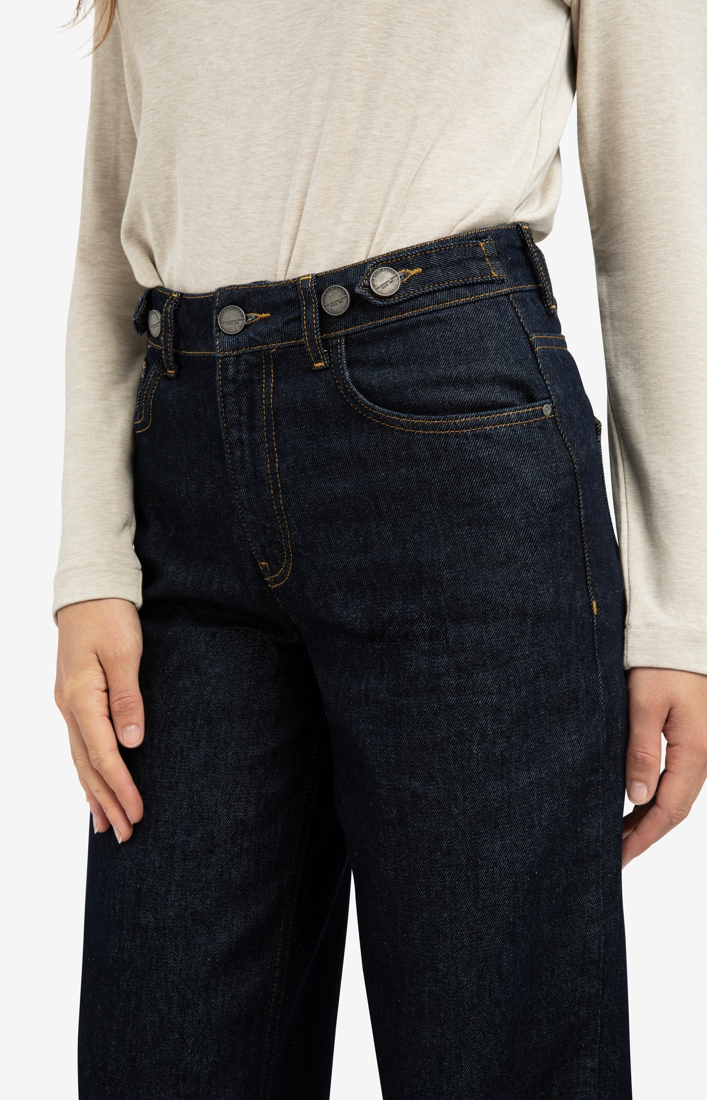 Loose fit jeans with high waist and wide legs (L34)