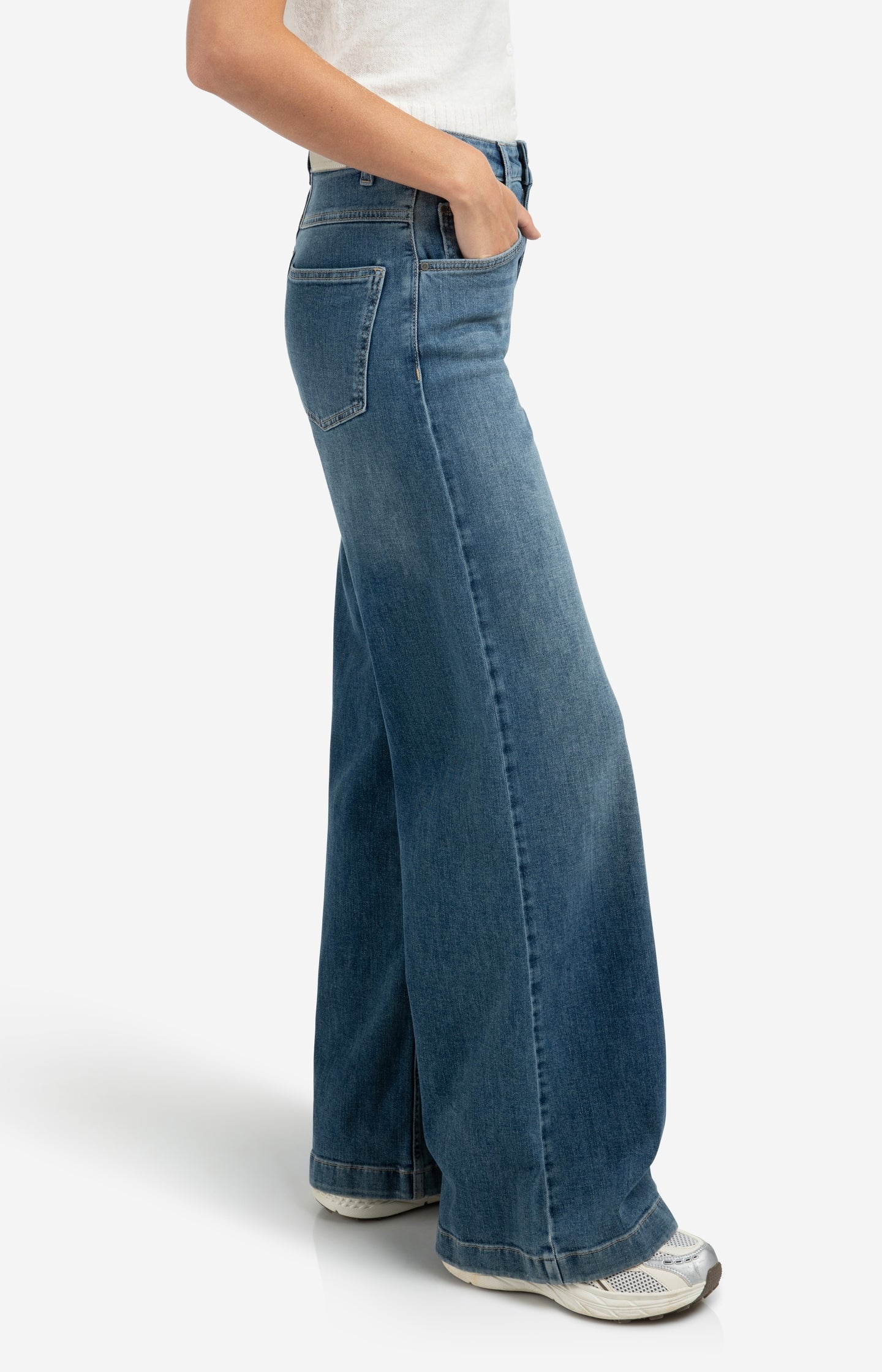 Loose fit jeans with high waist and wide legs (L34)