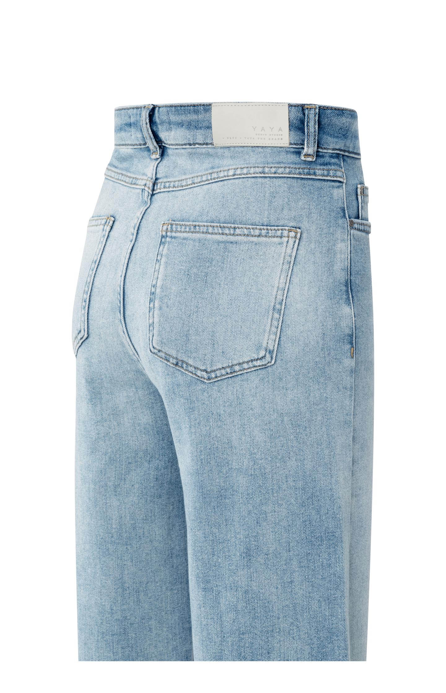 Loose fit jeans with high waist