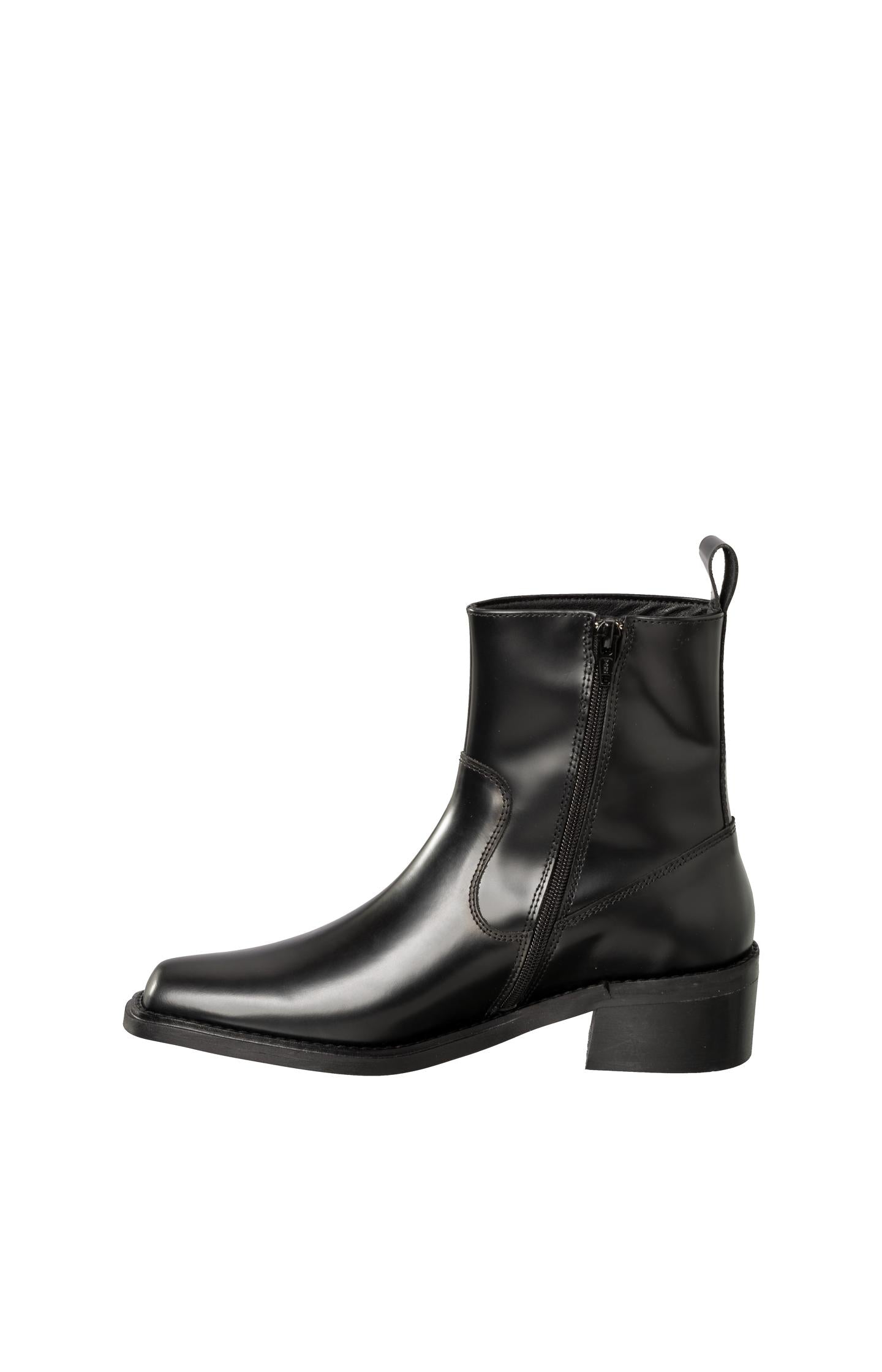 Low boot in faux leather with block heel