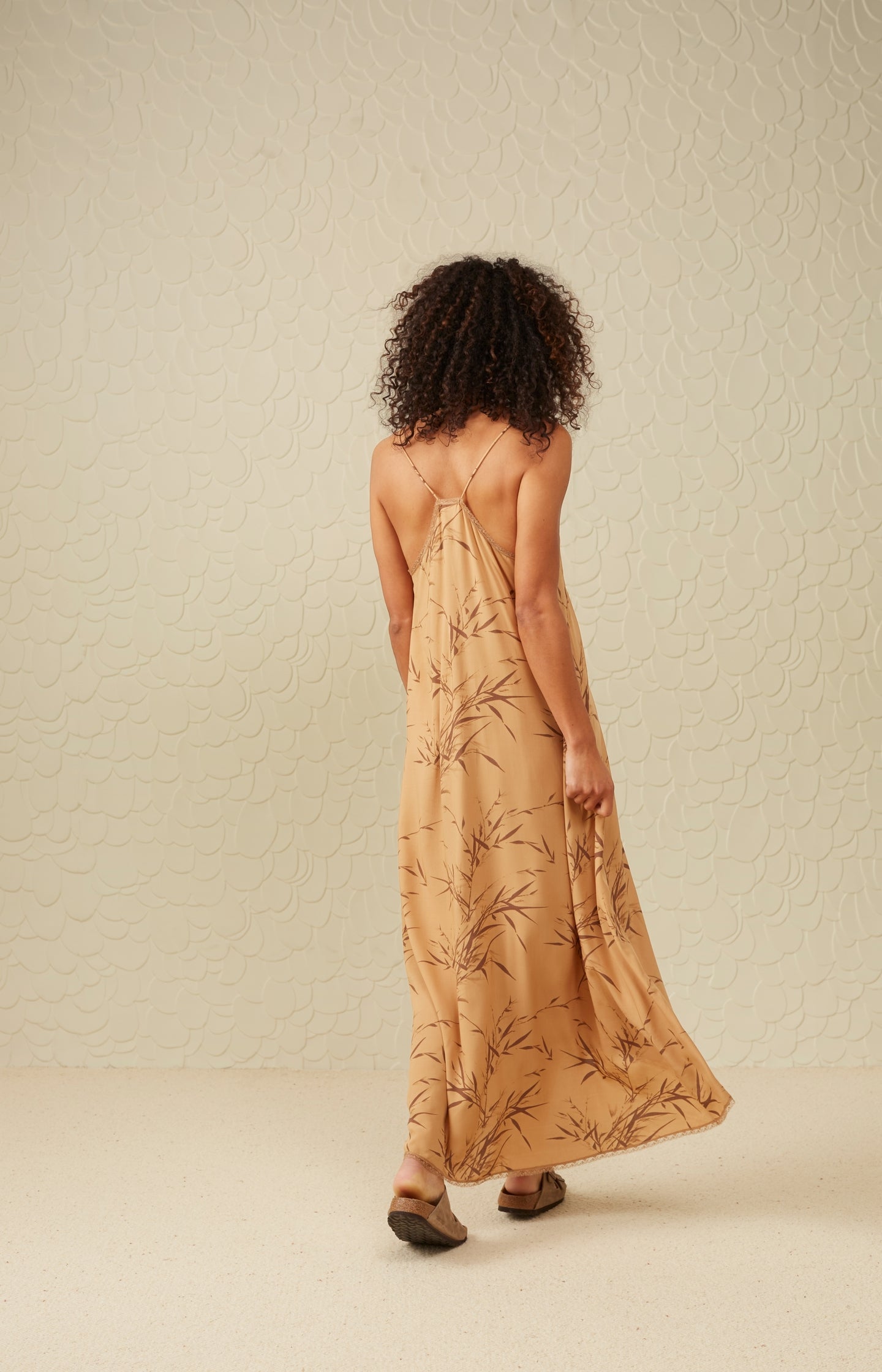 Maxi dress with V-neck, straps, bamboo print and lace detail - Type: lookbook