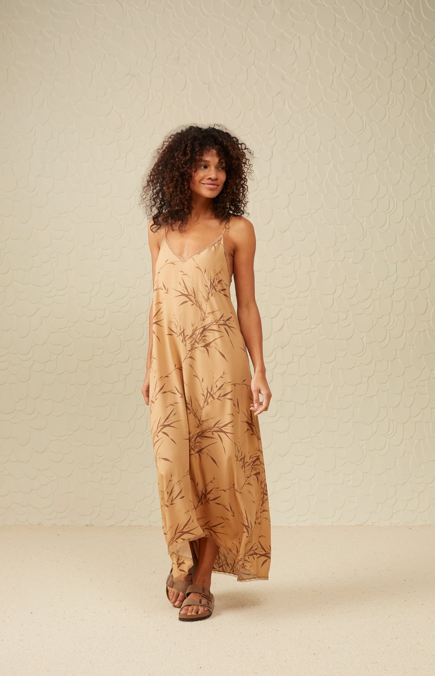 Maxi dress with V-neck, straps, bamboo print and lace detail