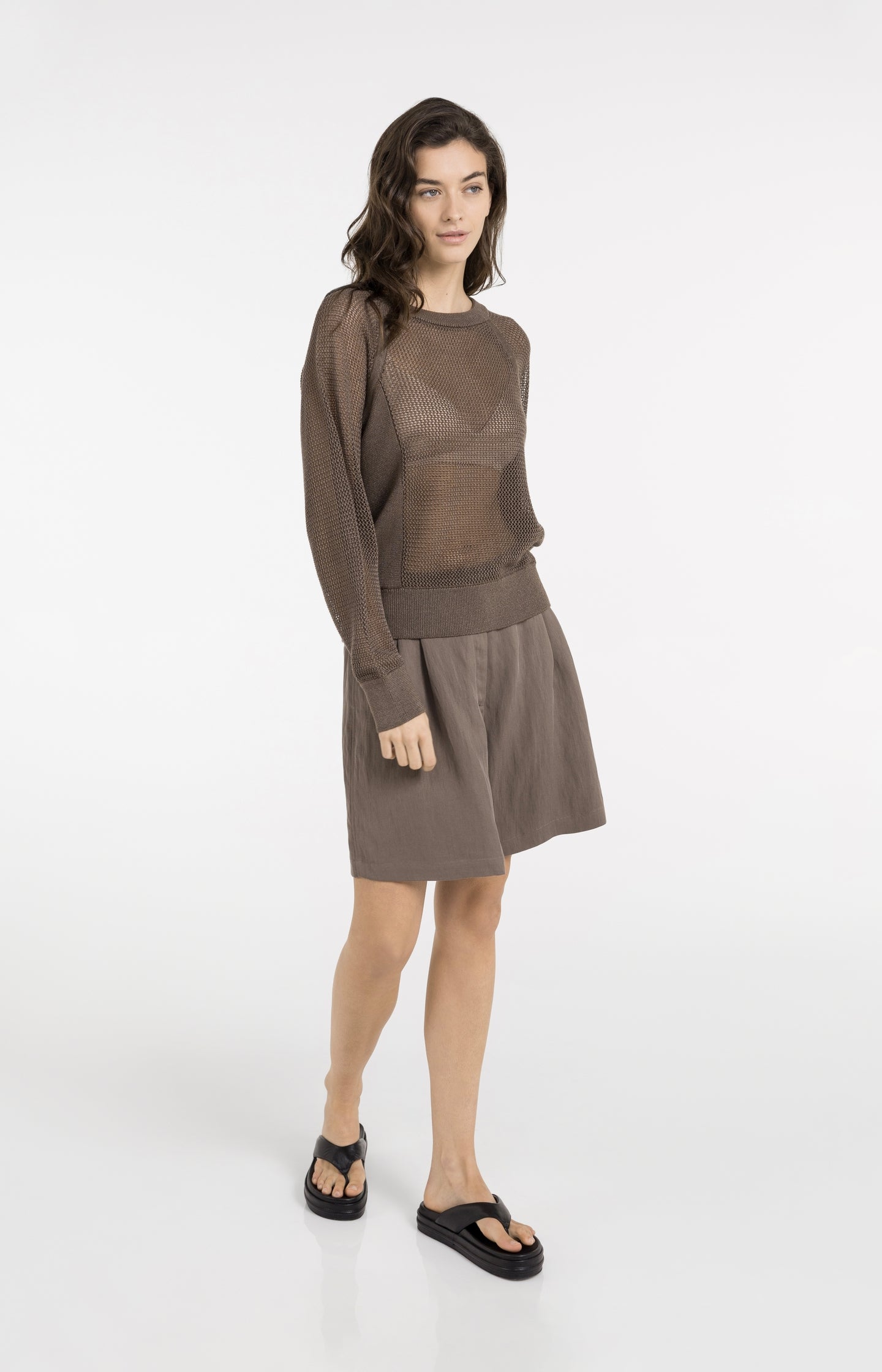Mesh-stitch knitted sweater with raglan sleeves - Type: video