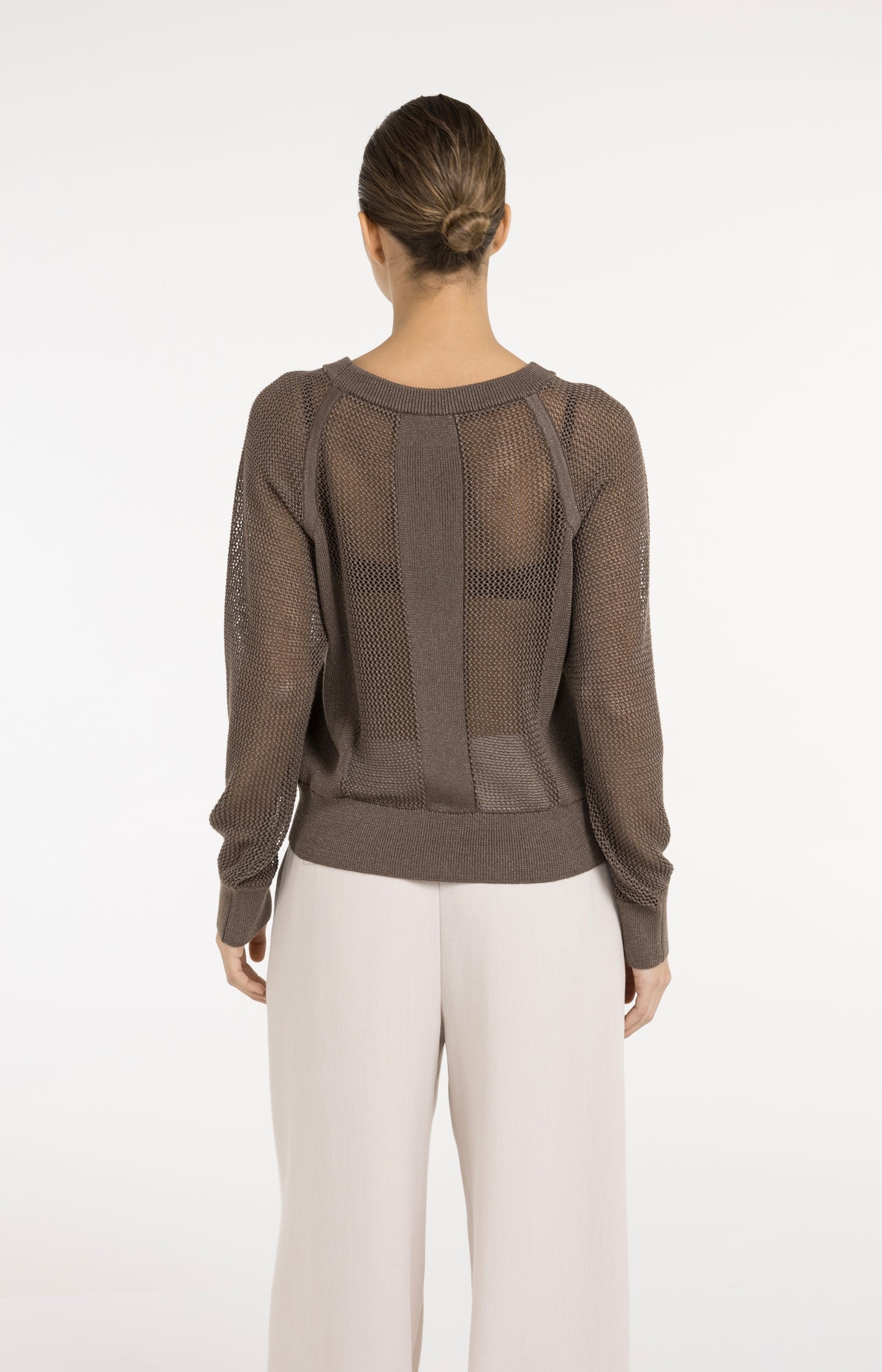 Mesh-stitch knitted sweater with raglan sleeves - Type: video