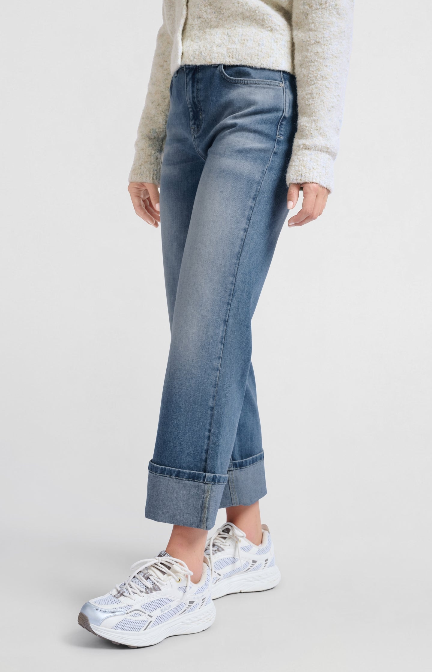 Mid waist denim with rolled-up hem