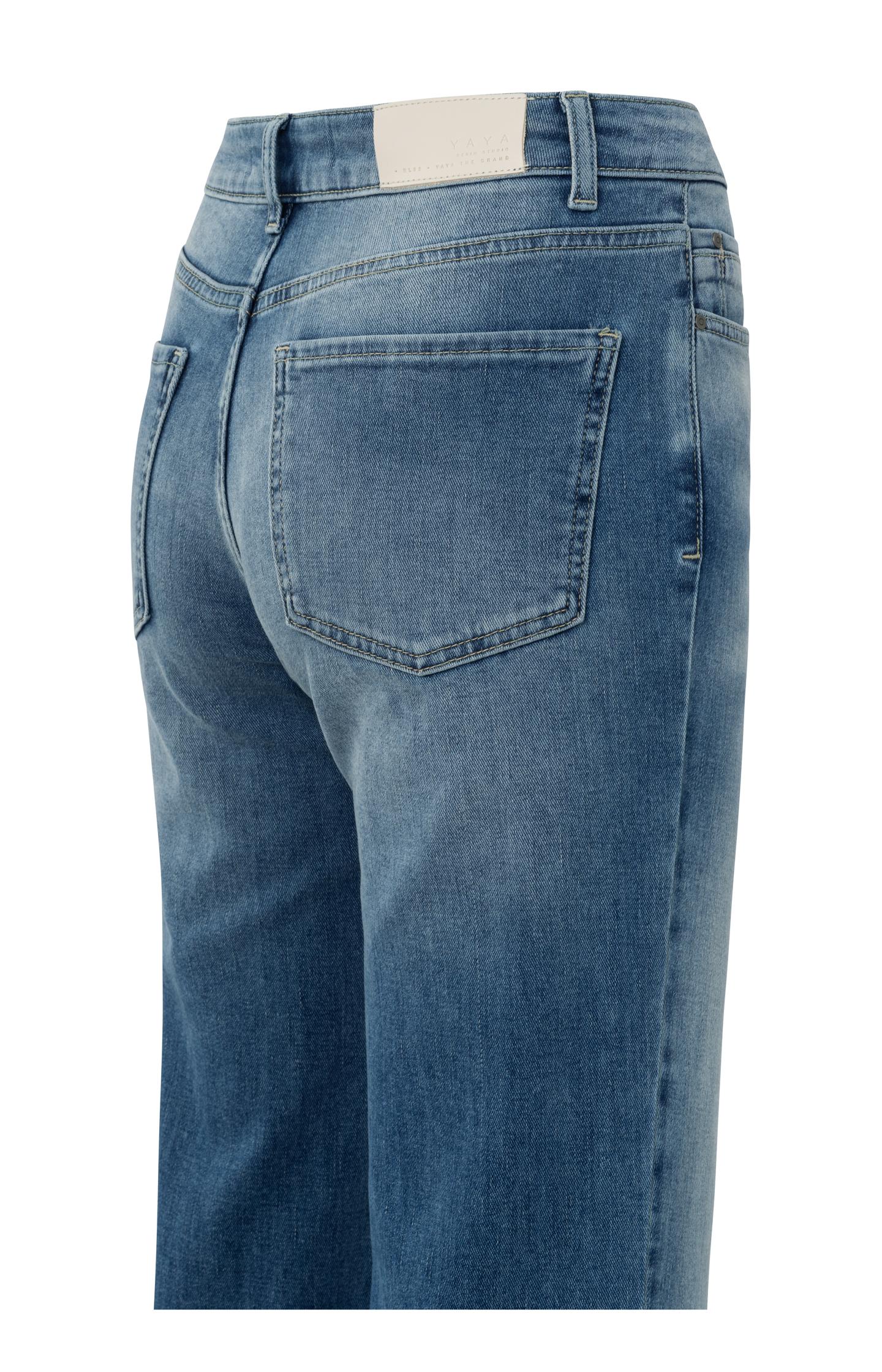 Mid waist denim with rolled-up hem