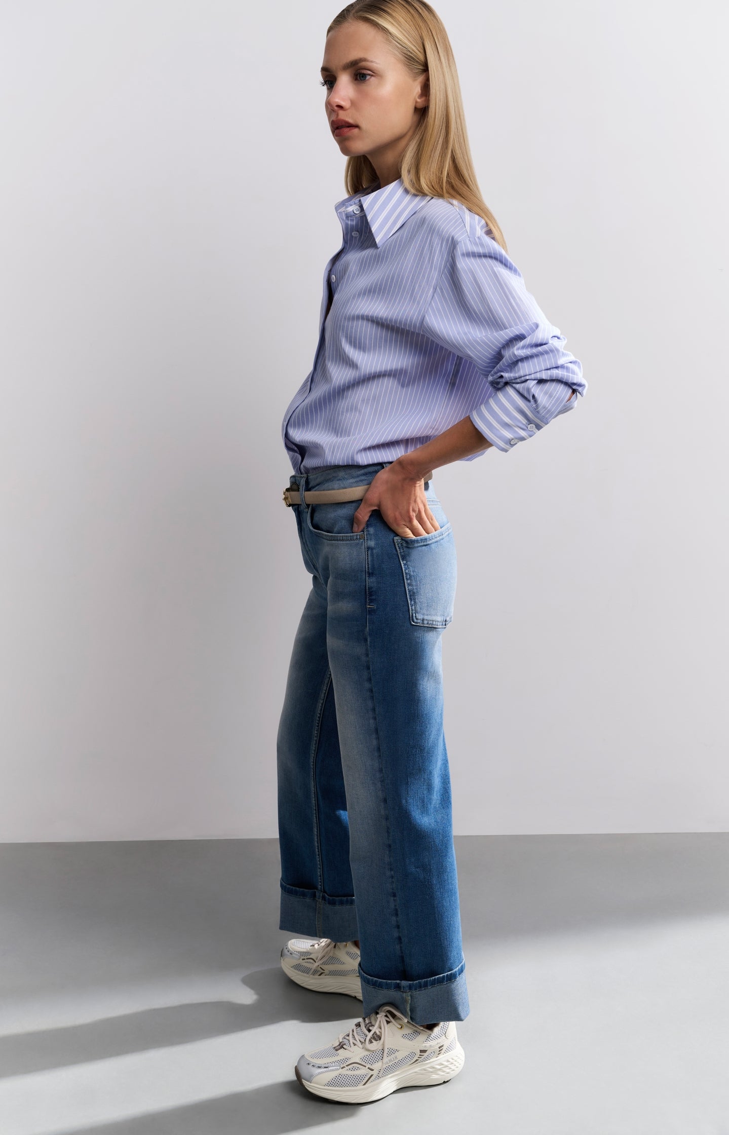 Mid waist denim with rolled-up hem