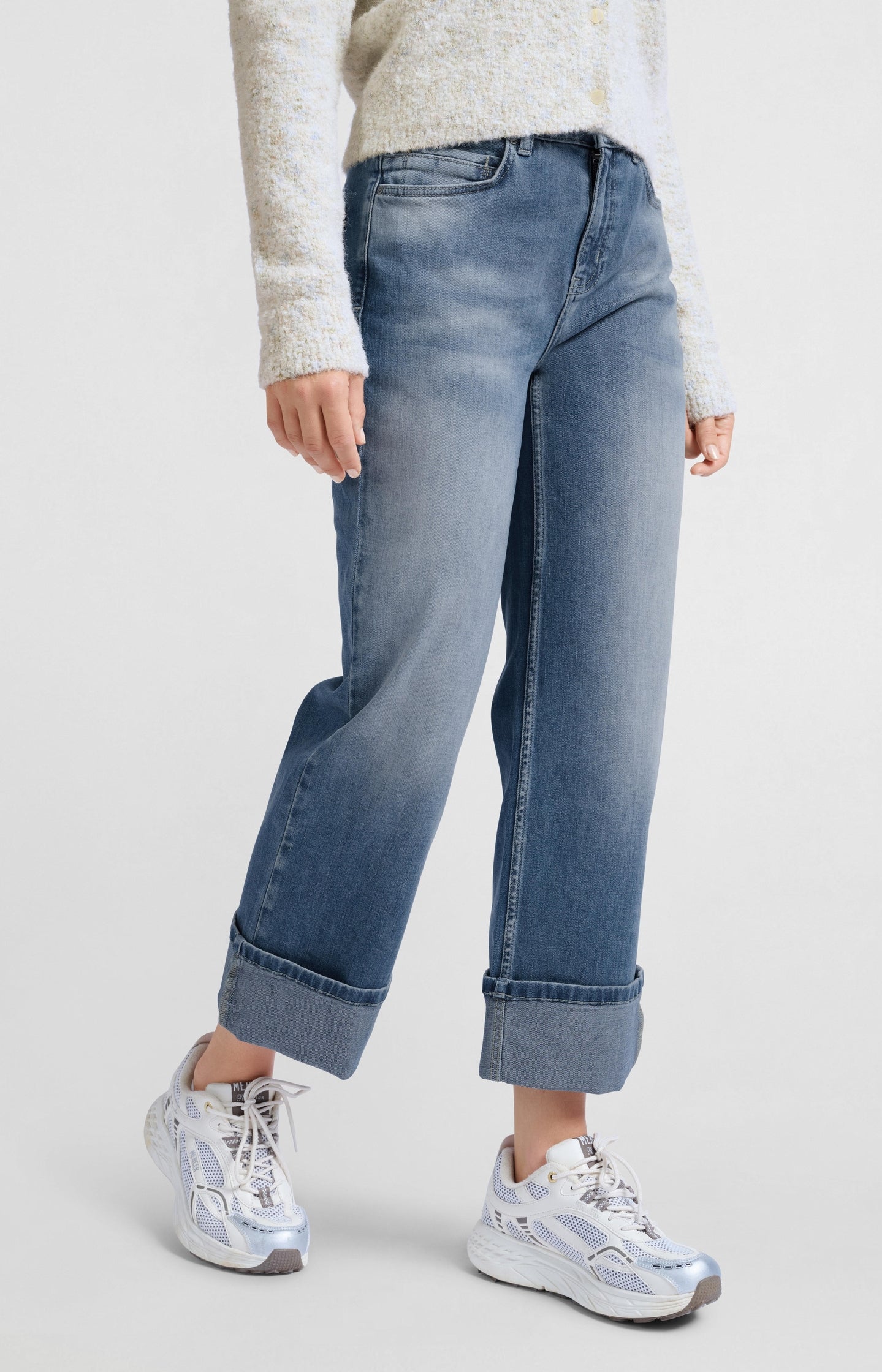 Mid waist denim with rolled-up hem