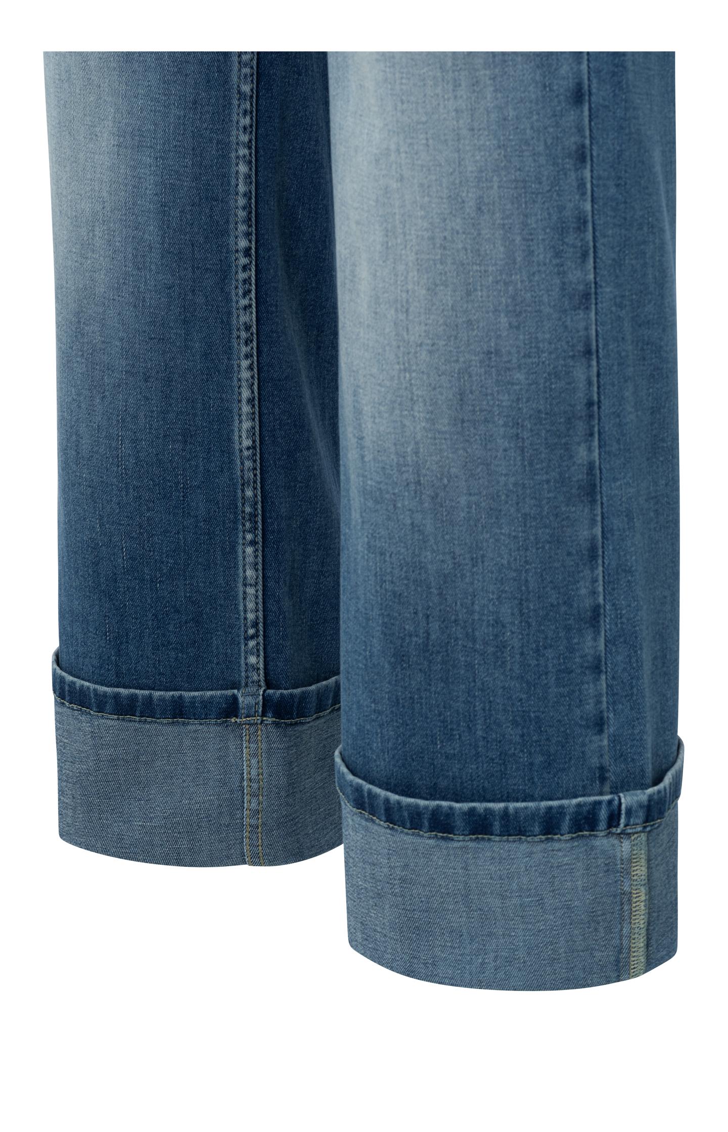 Mid waist denim with rolled-up hem