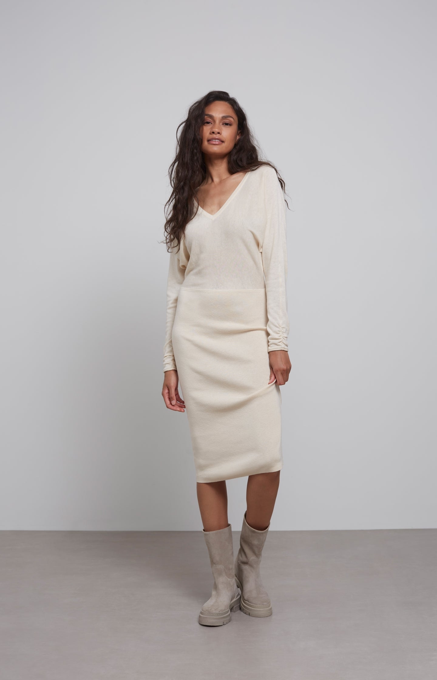 Midi dress with V-neck and long sleeves in a close fit - Type: lookbook