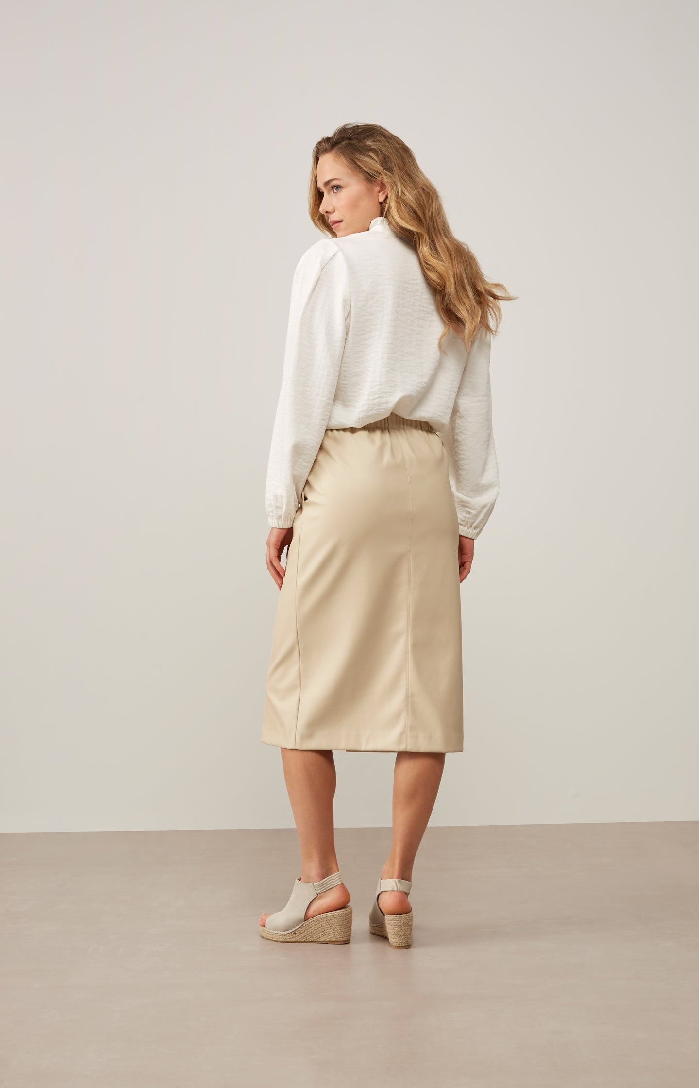 Midi skirt in faux leather with slit and elastic waist