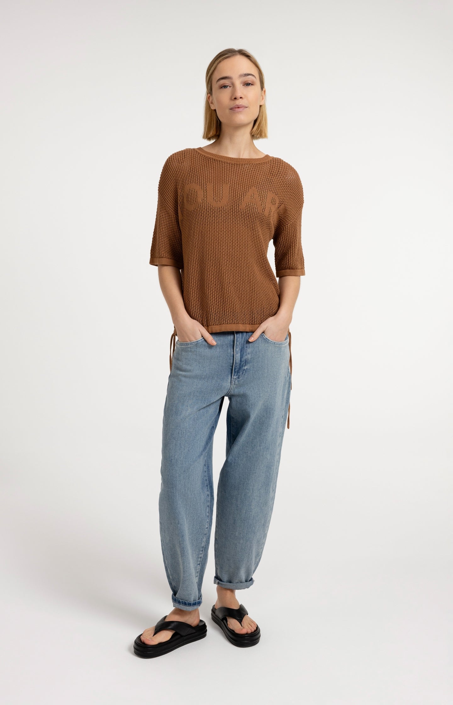 Open-knit top with short sleeves and artwork